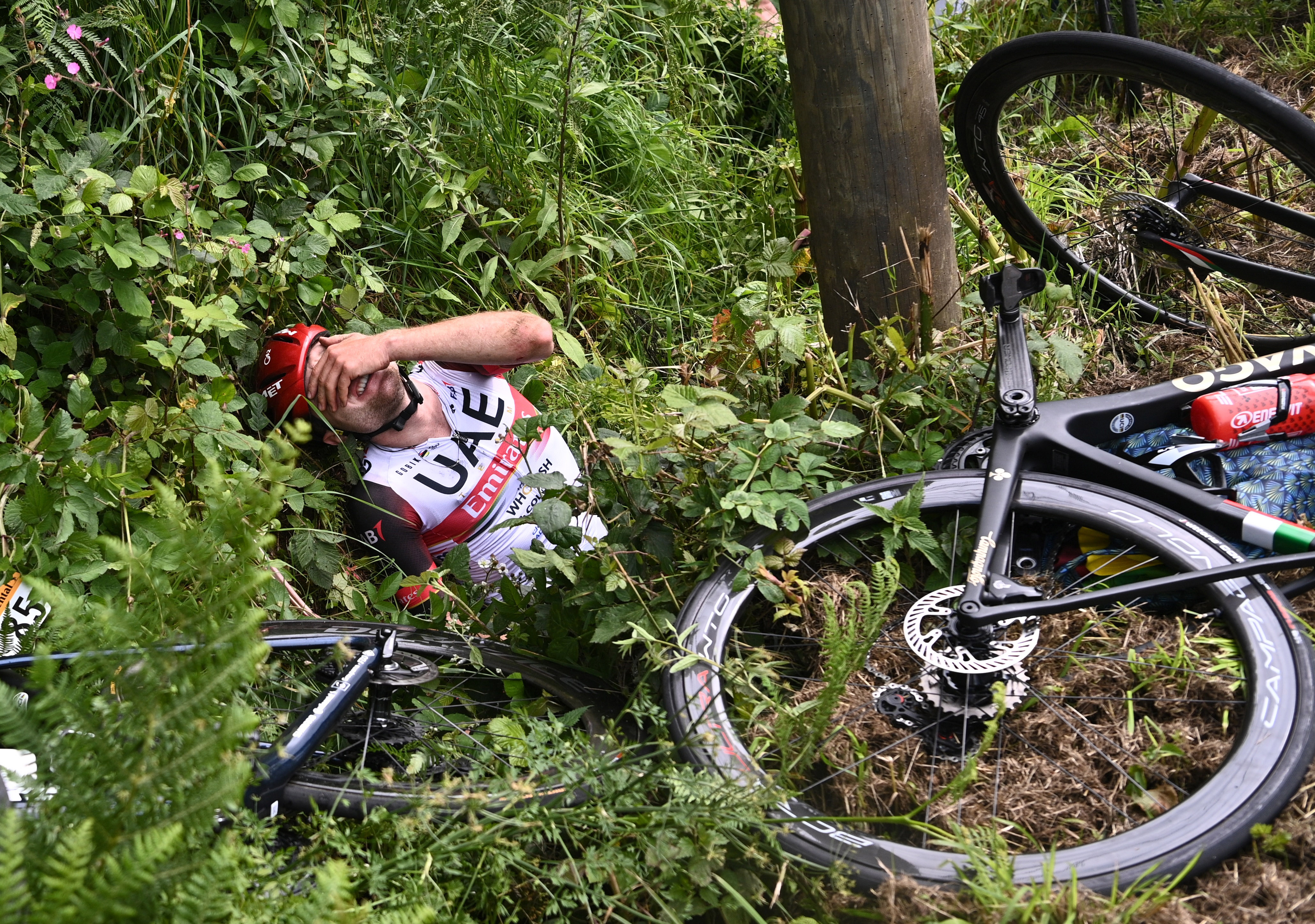 Así terminó el ciclista suizo Marc Hirschi tras el accidente (Foto: Reuters)