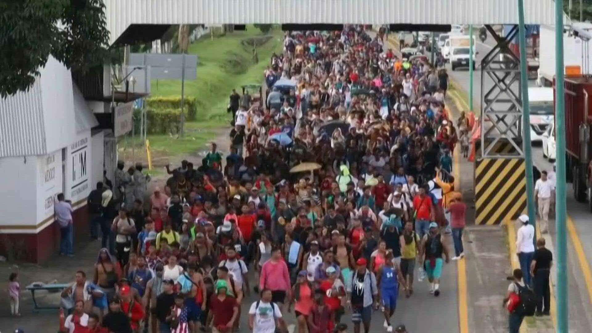 Unos 2.000 migrantes, en su mayoría venezolanos, emprendieron el viernes una movilización en el sur de México para presionar por la entrega de salvoconductos que les permitan avanzar hacia la frontera con Estados Unidos.