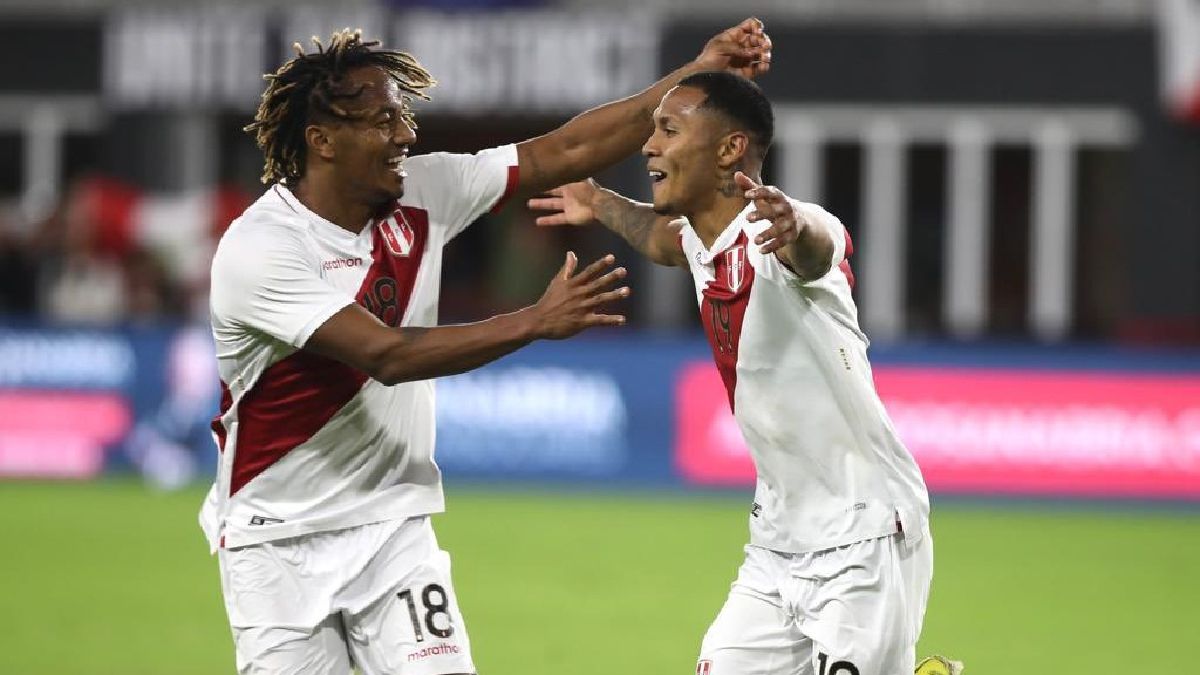 Bryan Reyna celebrando con André Carrillo su gol en Perú vs El Salvador.