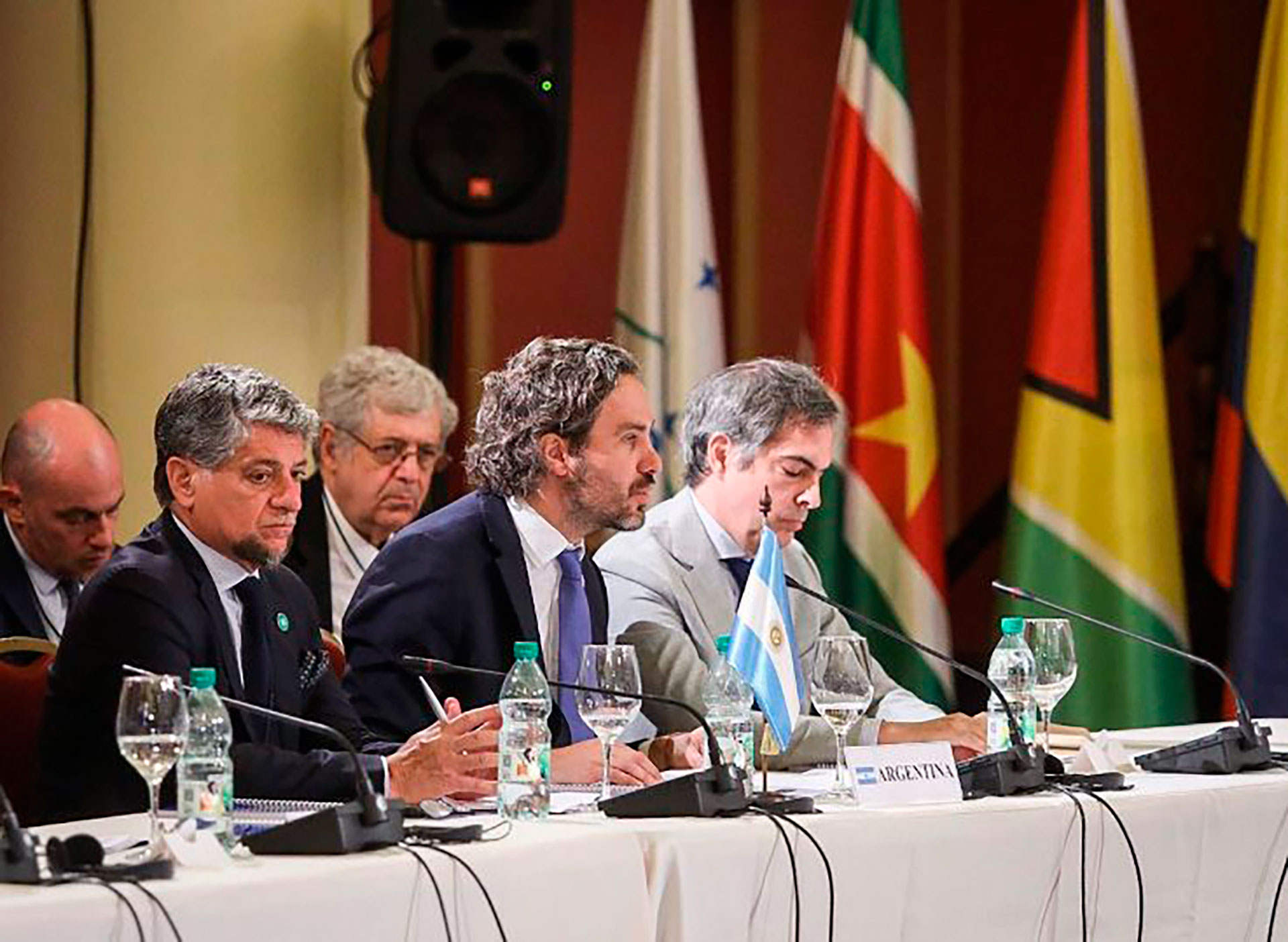 Los cancilleres Santiago Cafiero y Francisco Bustillo tuvieron un duro cruce verbal