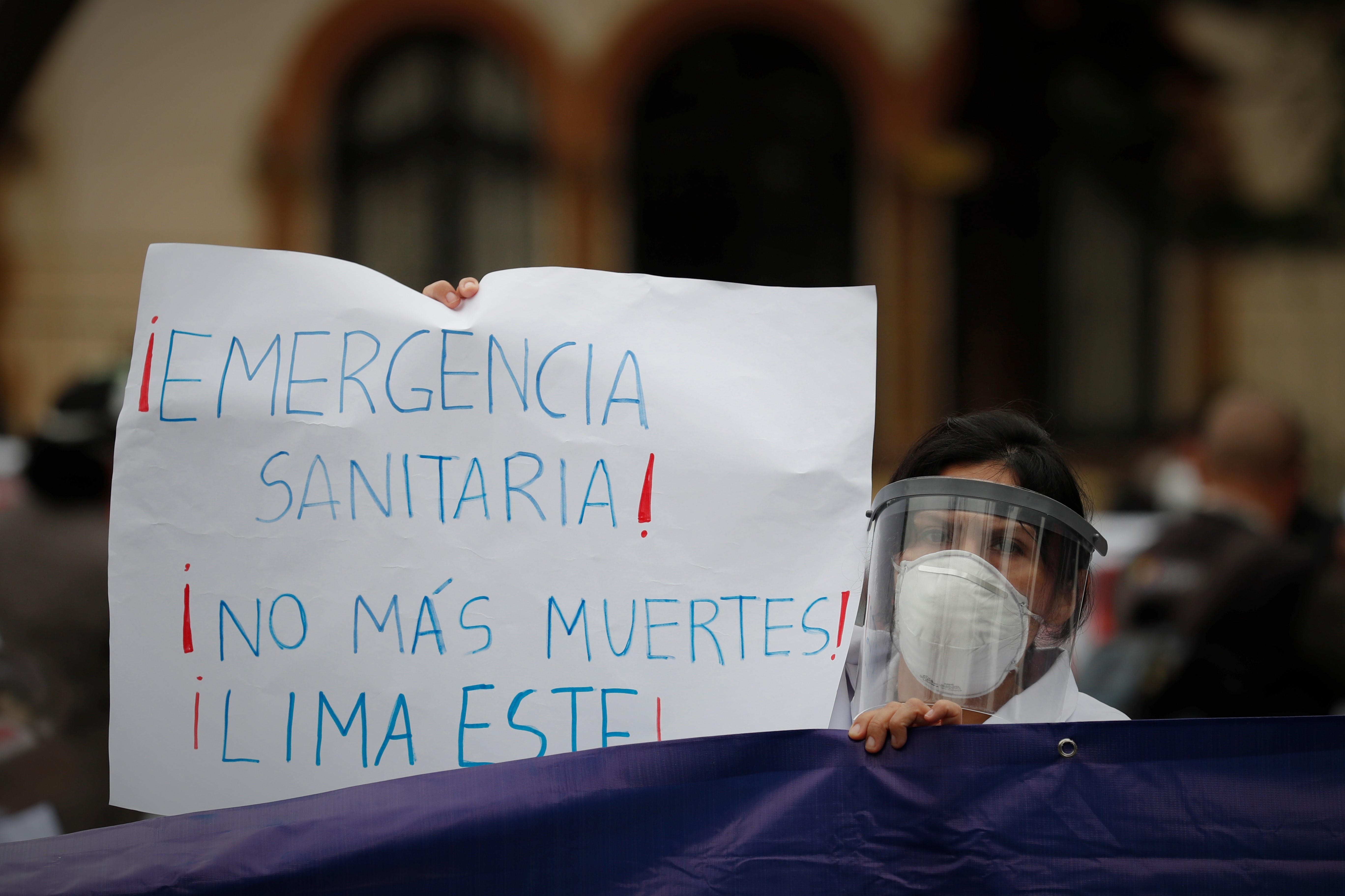 Una trabajadora de la salud en una protesta (EFE/Paolo Aguilar)