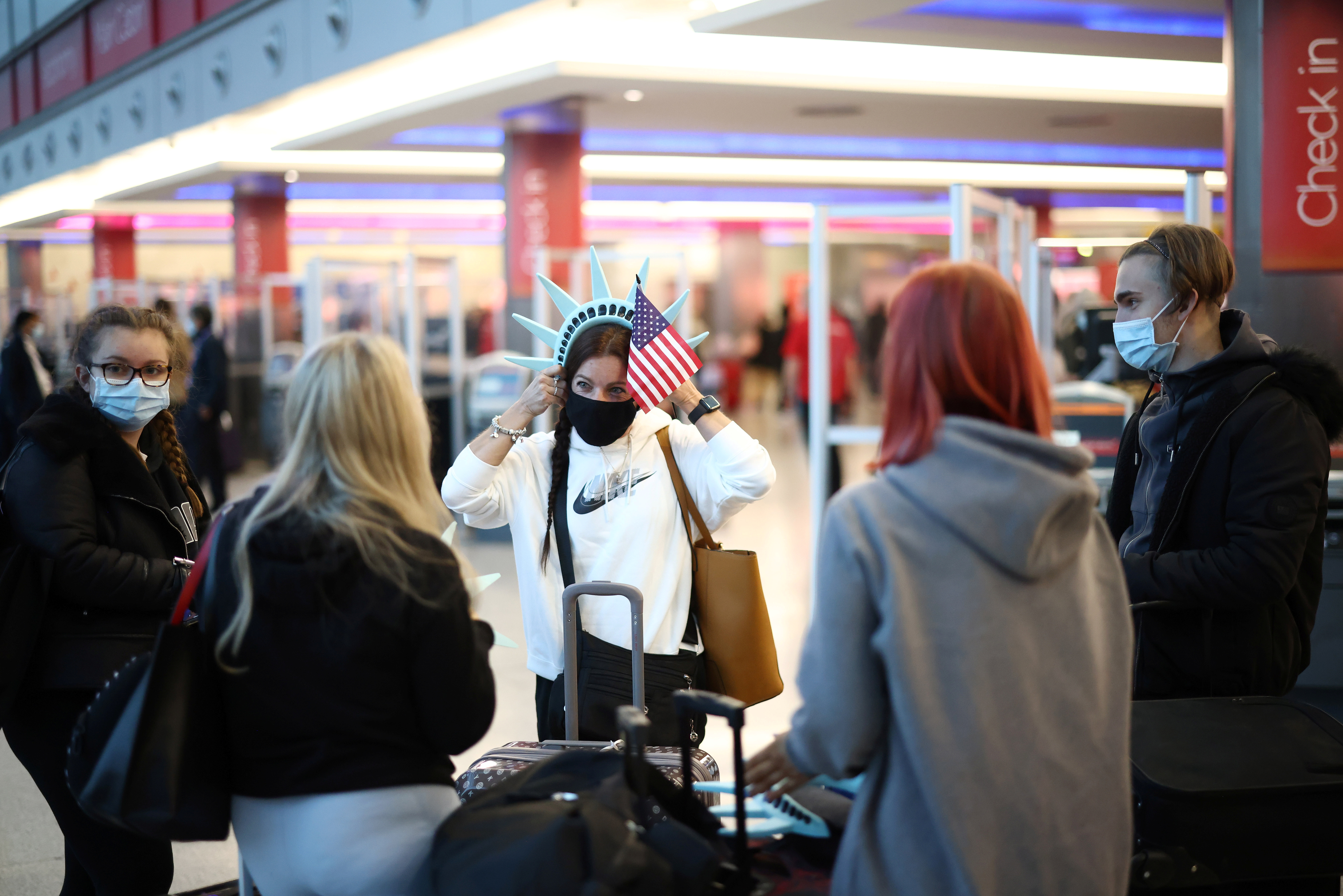 Pasajeros parten hacia EEUU desde Londres. Reino Unido estaba hasta el domingo en la lista de países restringidos (Reuters)
