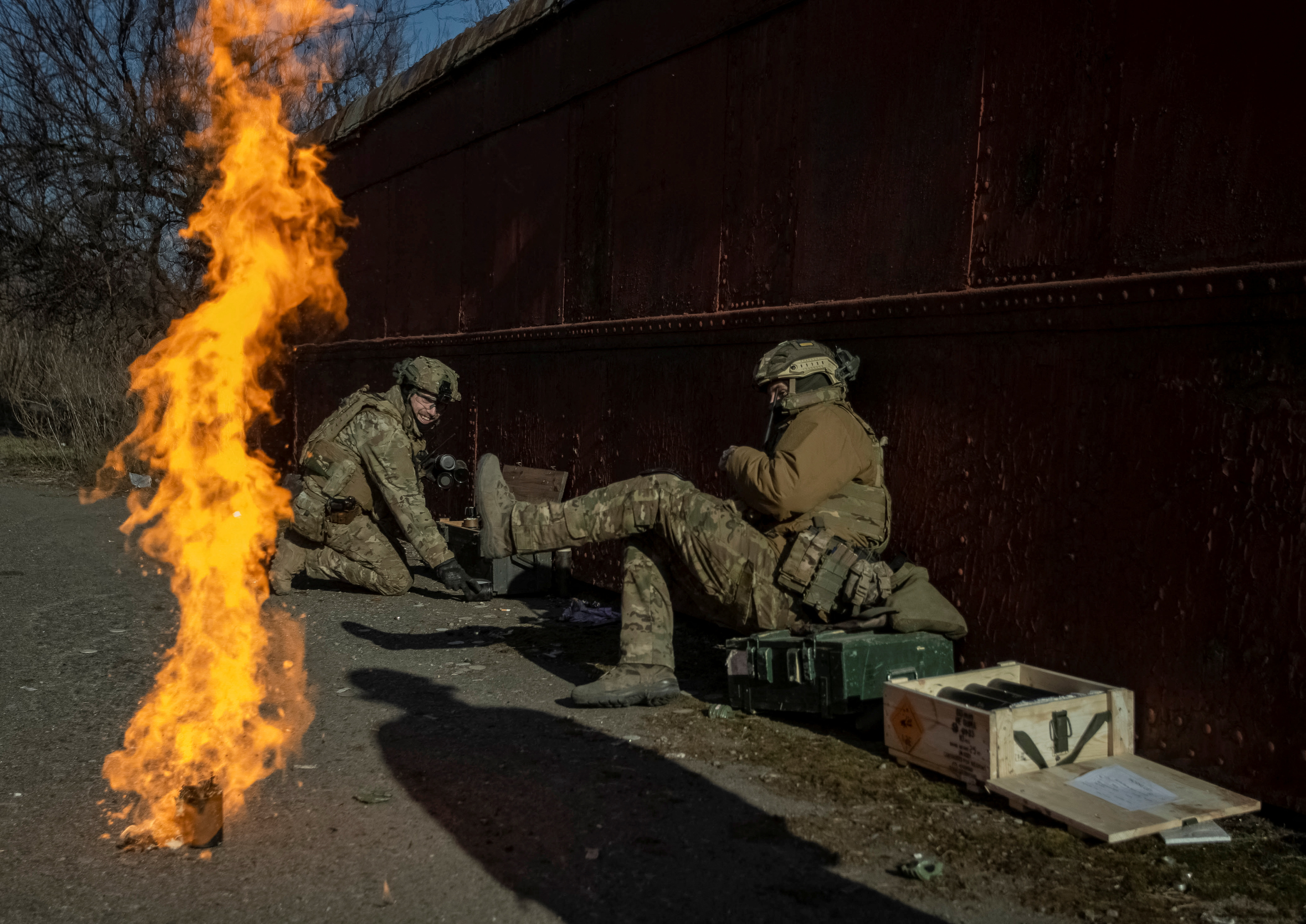 Militares ucranianos reaccionan, en medio del ataque de Rusia a Ucrania, en Bakhmut, región de Donetsk