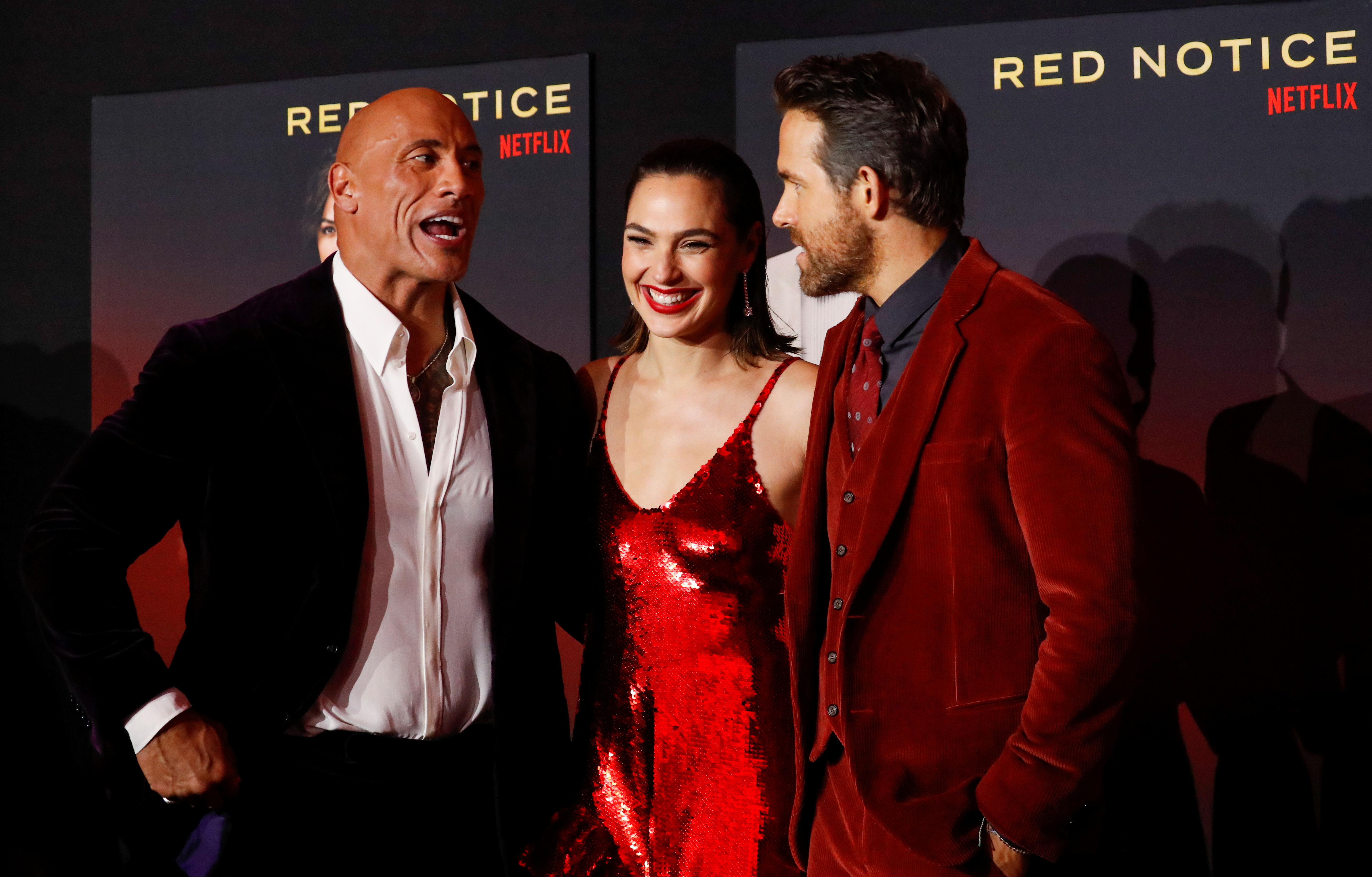 Los miembros del reparto Dwayne Johnson, Gal Gadot y Ryan Reynolds asisten al estreno de la película "Red Notice" en Los Ángeles, California, Estados Unidos, el 3 de noviembre de 2021. REUTERS / Mario Anzuoni
