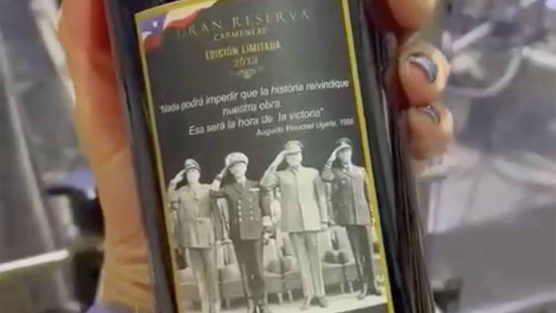 En el reverso de la botella aparece la foto de los integrantes de la junta militar de gobierno. 
