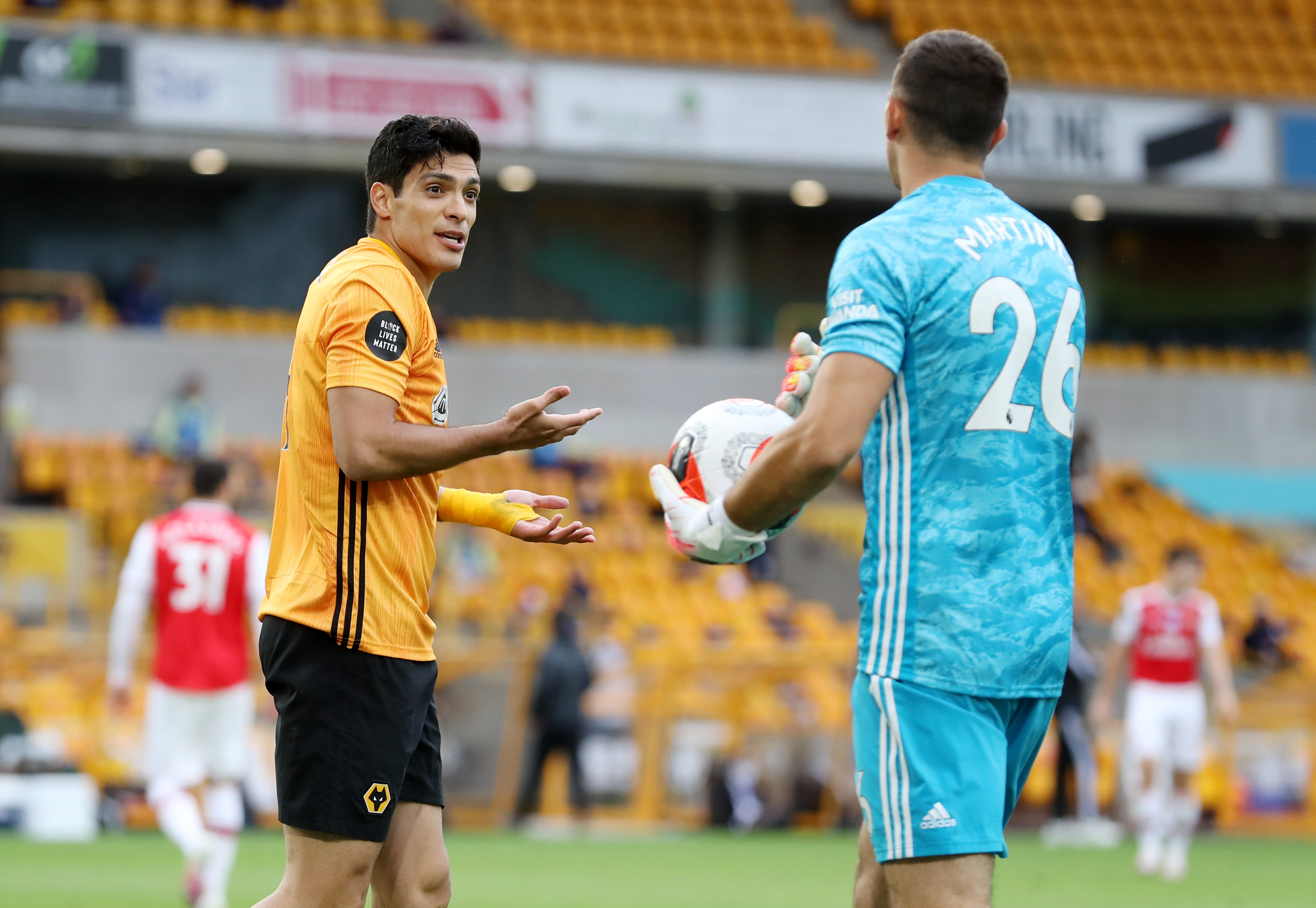 Raul Jimenez i Depo Martinez w Wolverhampton-Arsenal w Premier League w 2020 roku (Katherine Eiffel / Reuters)