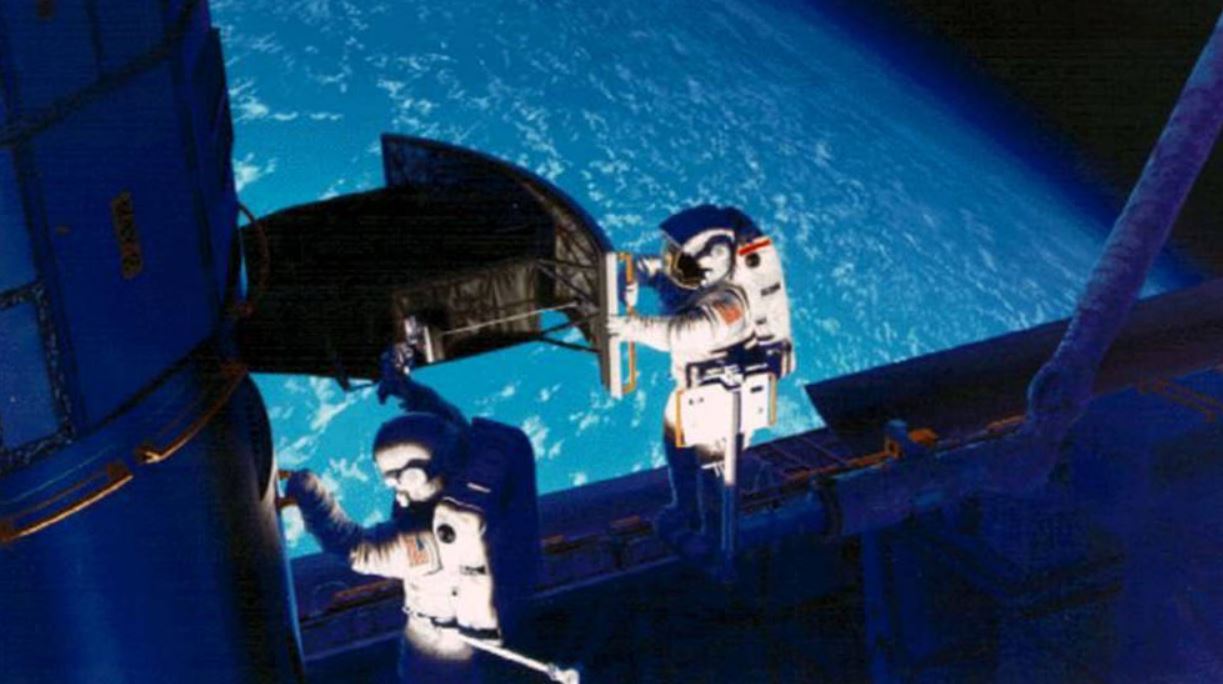 Astronautas le ponen anteojos al Hubble en 1993, al corregir una de sus ópticas mal construidas (NASA)