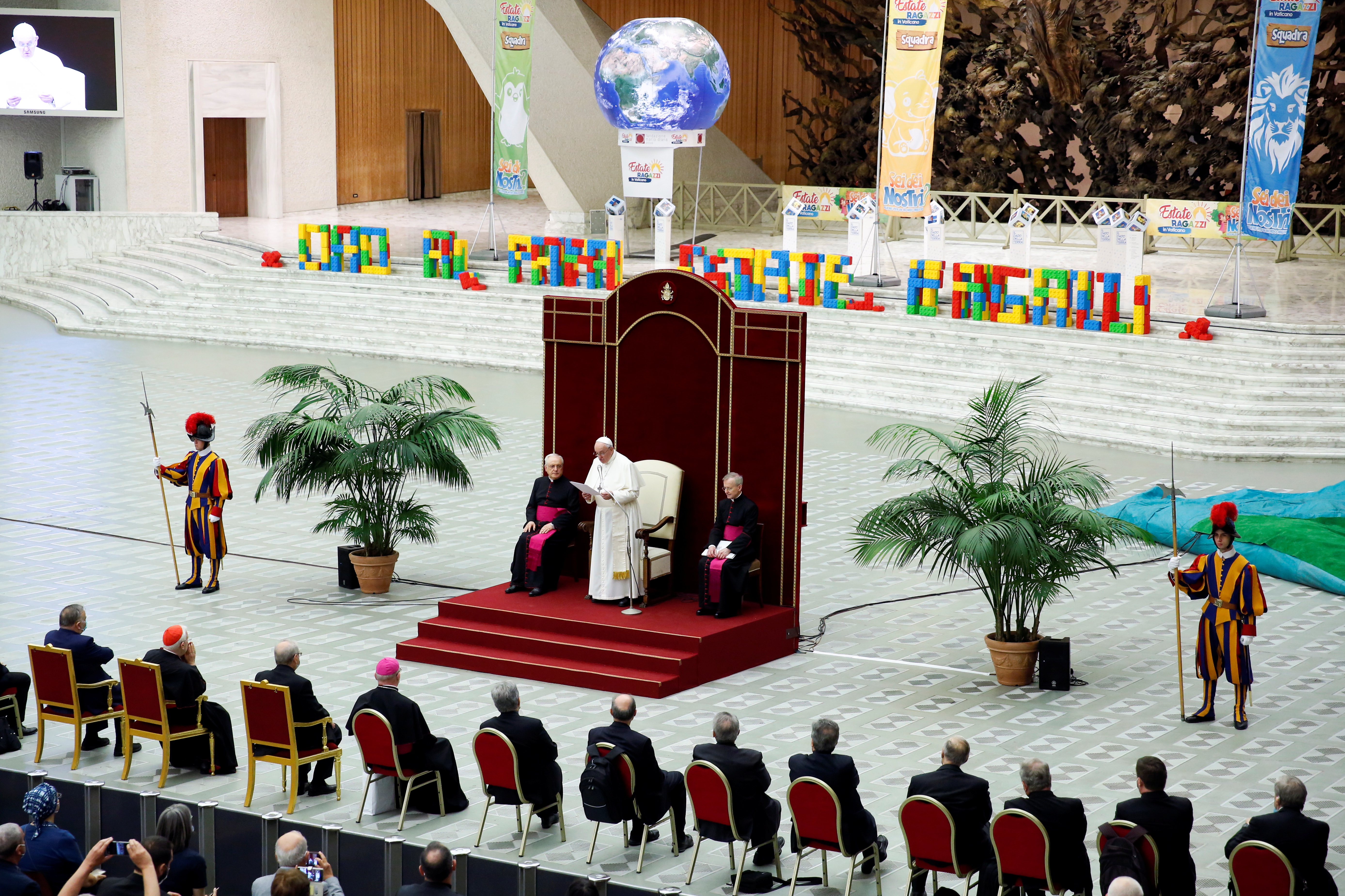 El papa Francisco preside la conmemoración de los 50 años de la creación de Cáritas Italia, en el salón Paulo VI, en El Vaticano, el 26 de junio de 2021 (REUTERS/Remo Casilli)