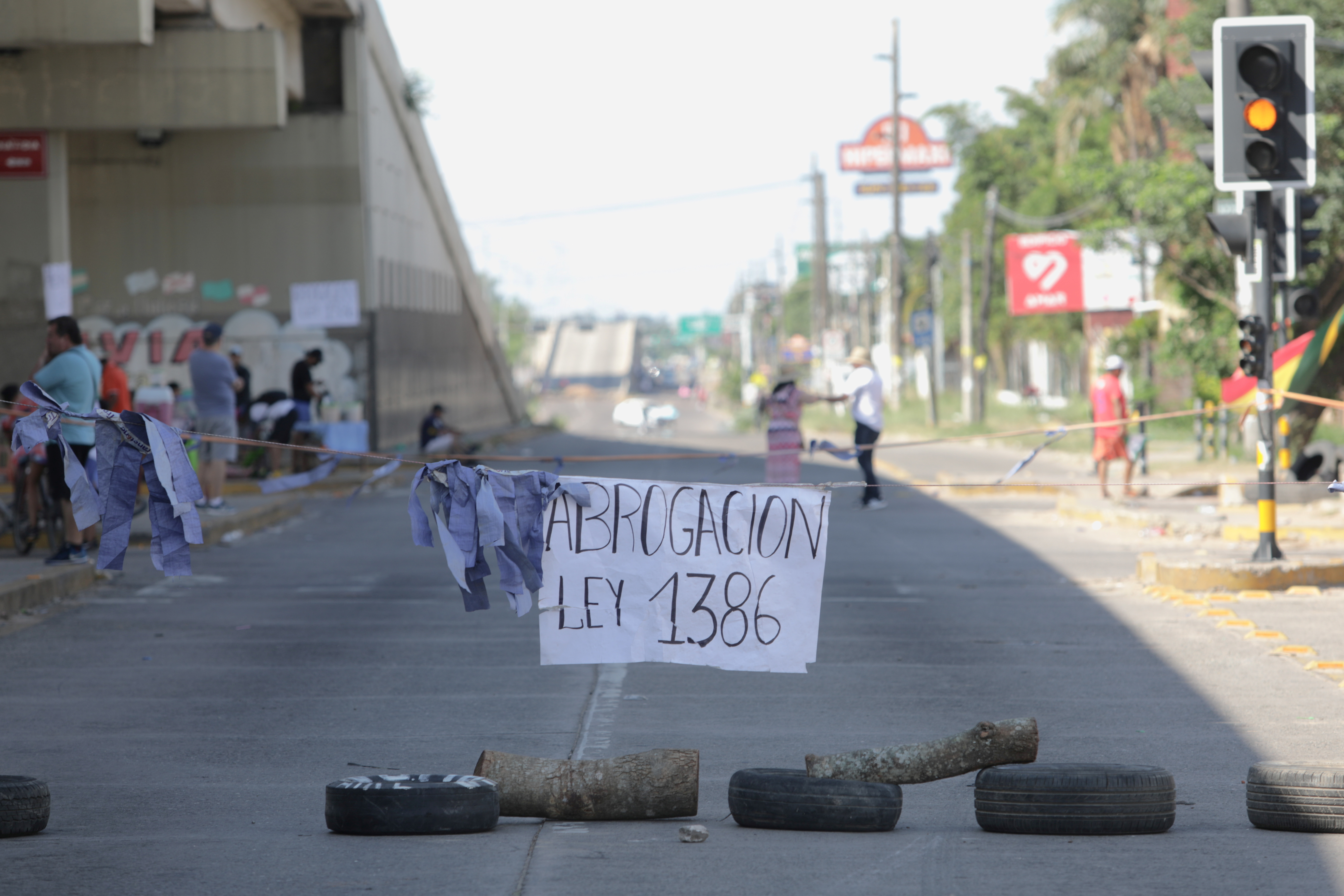 Una calle es bloqueada con un cartel que exige la derogación de una legislación que, según los grupos de oposición, golpeará la propiedad privada y centralizará el poder político en manos del partido socialista gobernante, en Santa Cruz (Reuters)