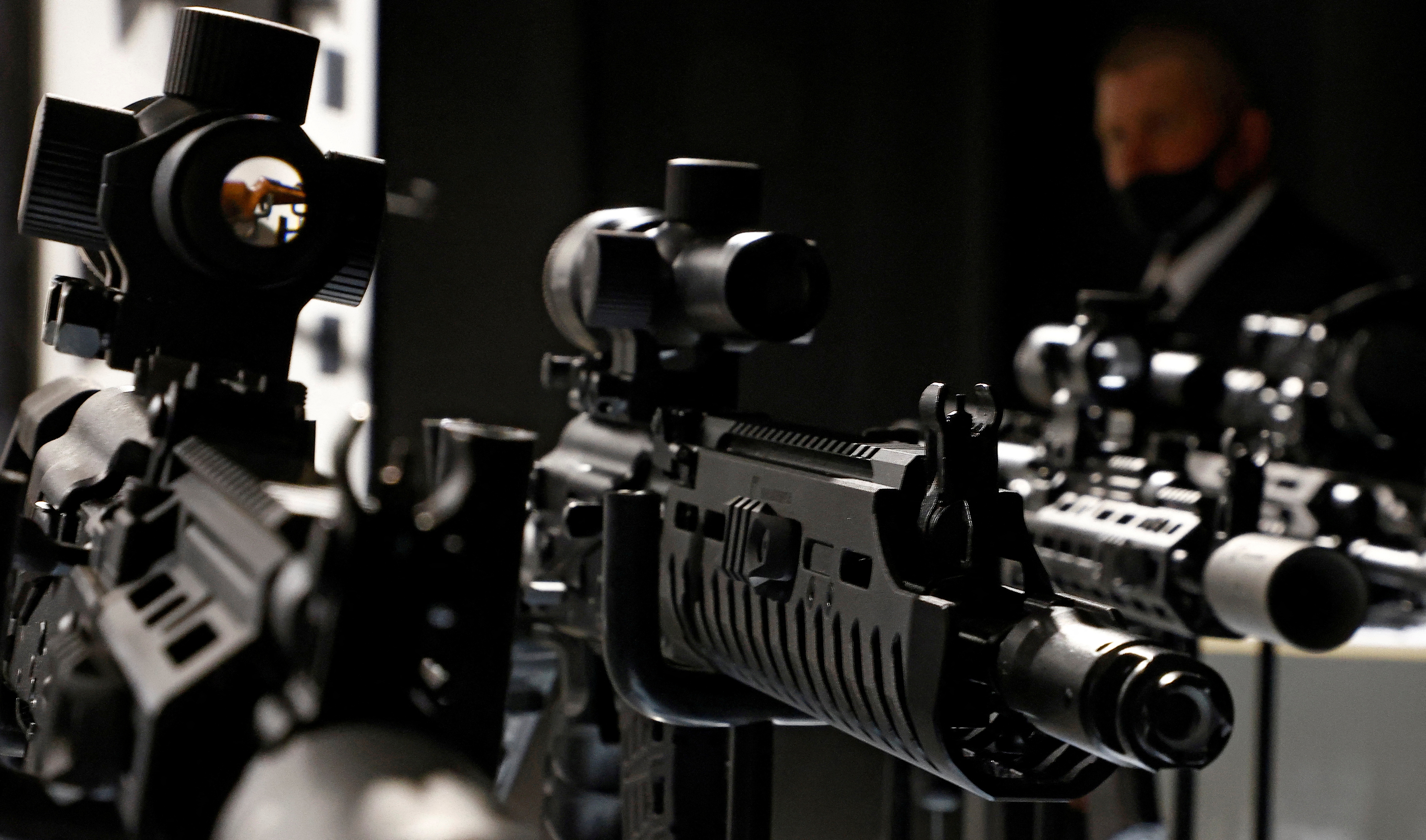 FOTO DE ARCHIVO: Fusiles en el stand del Grupo Kalashnikov durante el foro técnico-militar internacional "Army-2021" en el Centro de Congresos y Exposiciones Patriot en la región de Moscú, Rusia el 23 de agosto de 2021. REUTERS/Maxim Shemetov