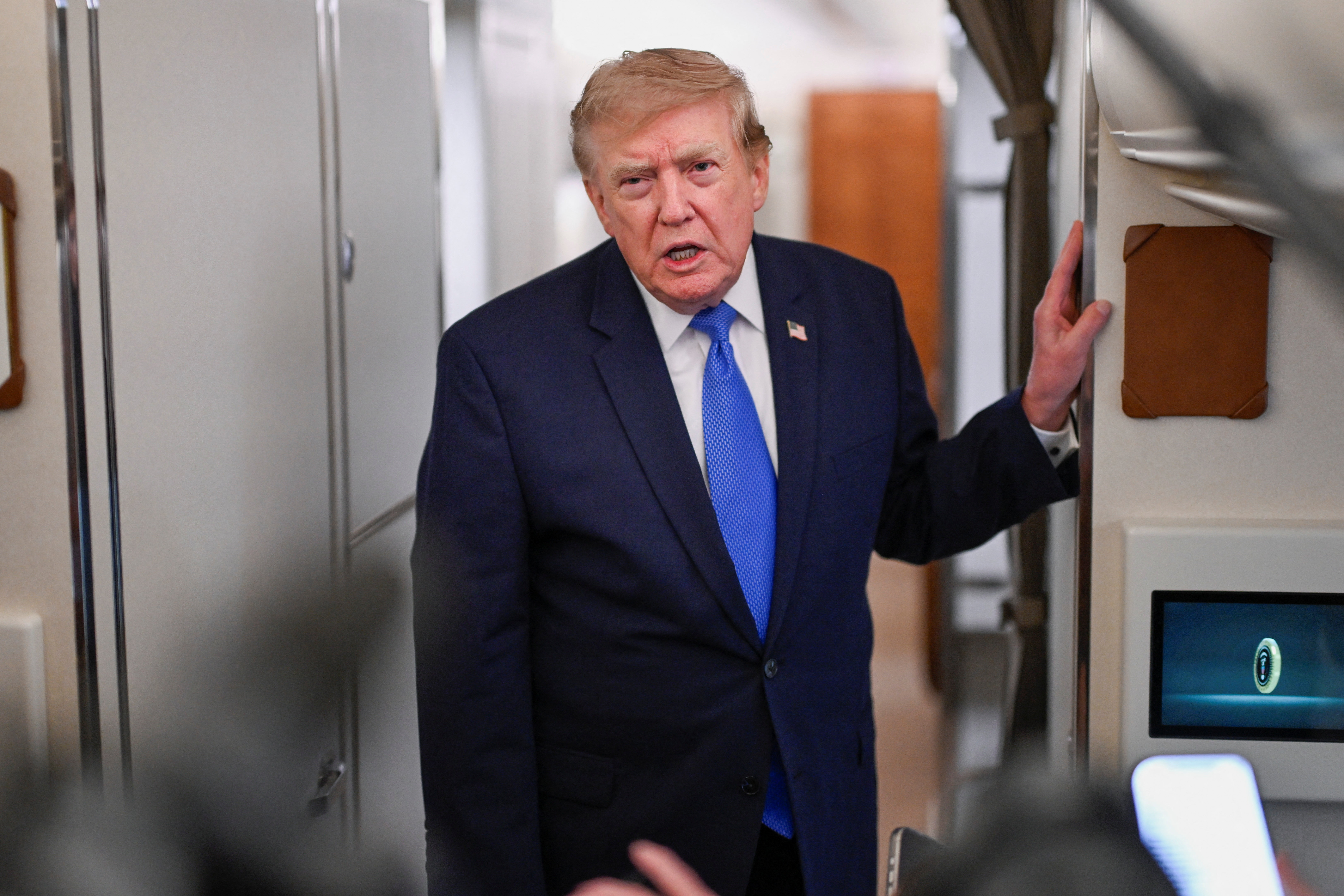 Trump dijo que el lunes comenzar&aacute;n las nuevas conversaciones con Ir&aacute;n tras frenar los ataques previstos contra el r&eacute;gimen
