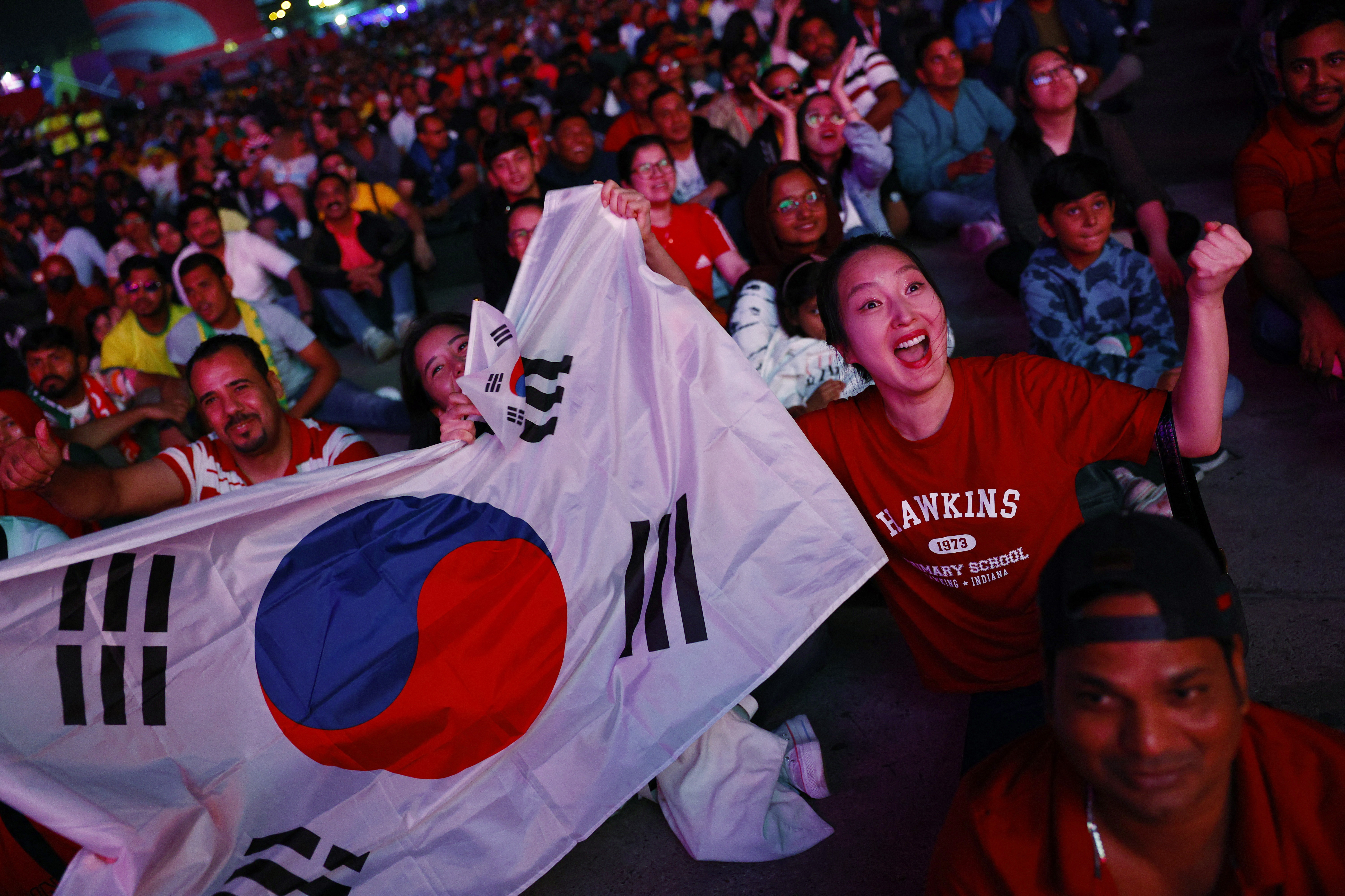 Los aficionados de Corea del Sur celebran un gol marcado por Kim Young-gwon en su partido contra Portugal. (REUTERS/Susana Vera)