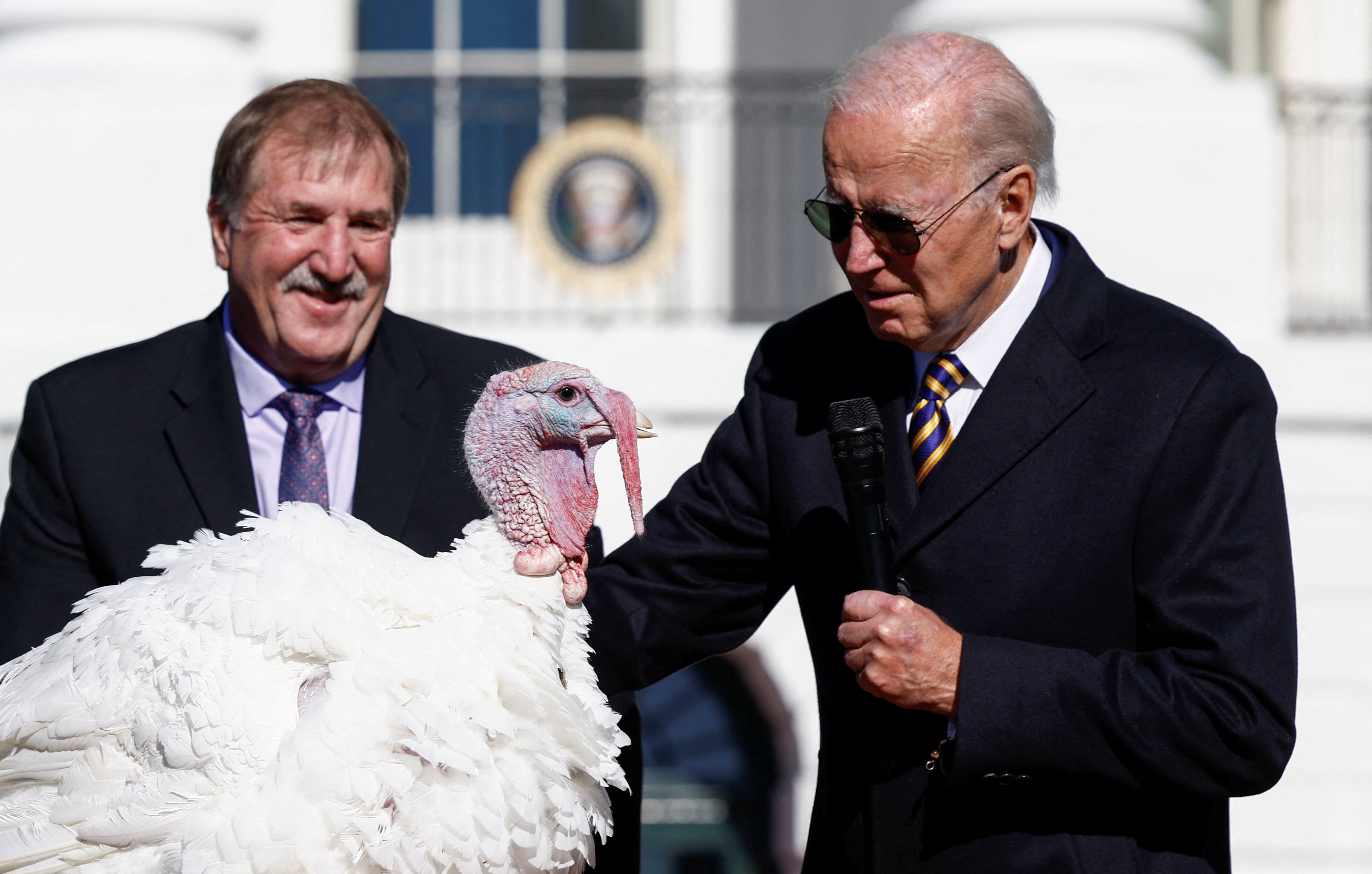 Biden indultó a dos pavos  por Acción de Gracias y bromeó por el desempeño de los republicanos en las elecciones
