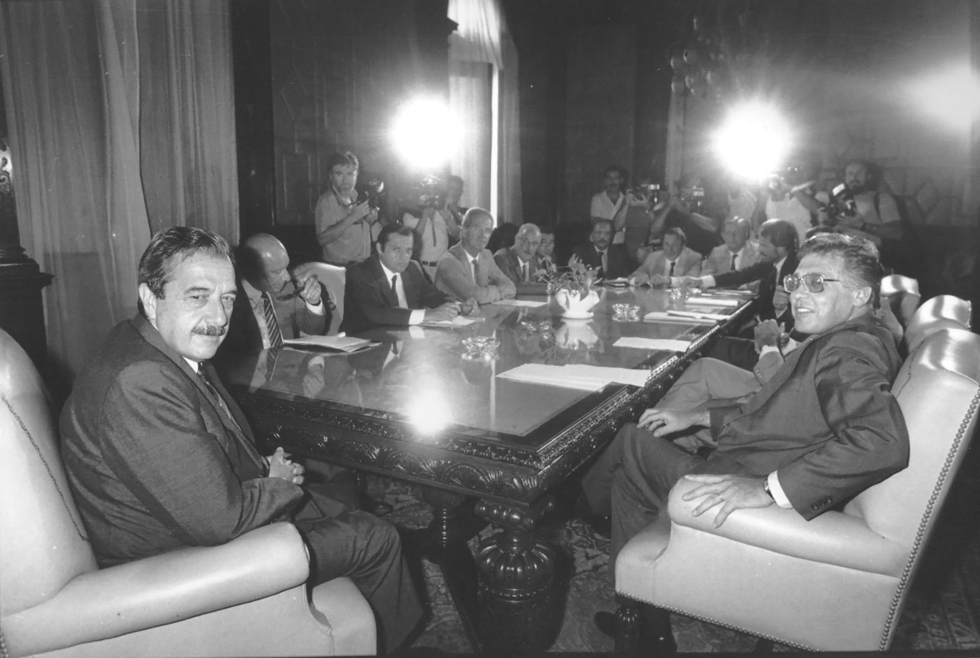 Raúl Alfonsín con su ministro de Economía, Juan Vital Sourrouille, al anunciar el Plan Austral en 1985 (Foto: NA)