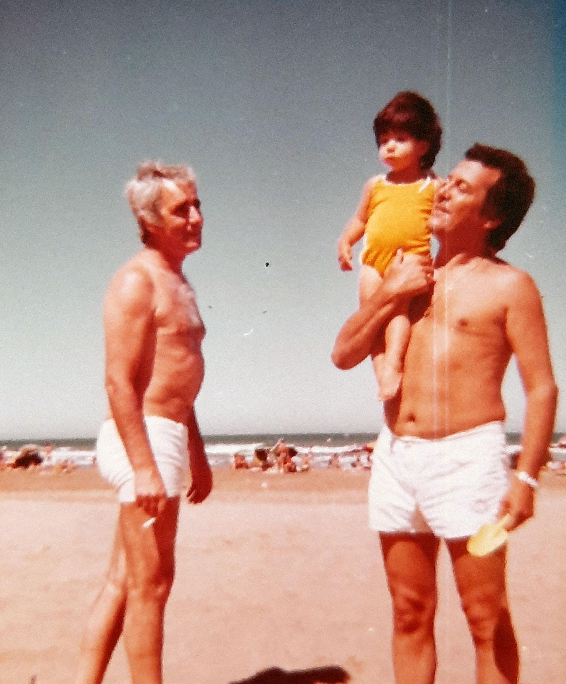 En la playa con su papá y un amigo de la familia que la llamaba "Malena"
