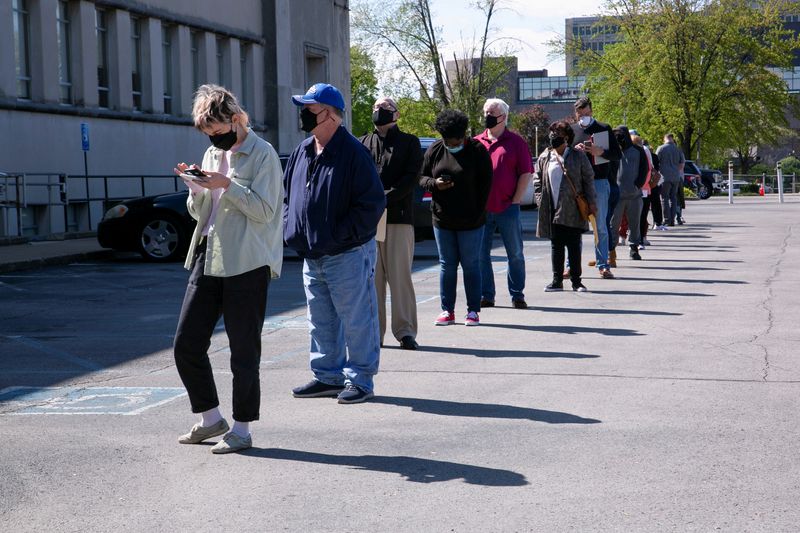 Personas hacen fila fuera de un centro de empleo para citas en persona en Louisville, Estados Unidos.15 de abril de 2021. REUTERS/Amira Karaoud/Archivo