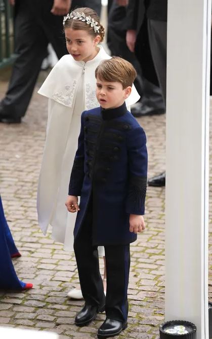 Los príncipes Charlotte y Louis, hijos de William y Kate lucieron muy acordes a la ocasión (Getty)