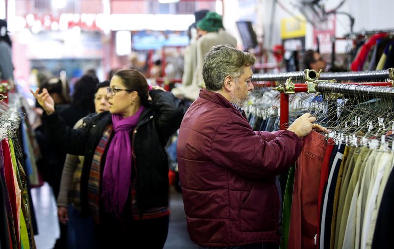 FOTO DE ARCHIVO: Gente observando prendas en un local de ropa usada en buenos aires, Argentina. May 14, 2019. REUTERS/Agustin Marcarian
