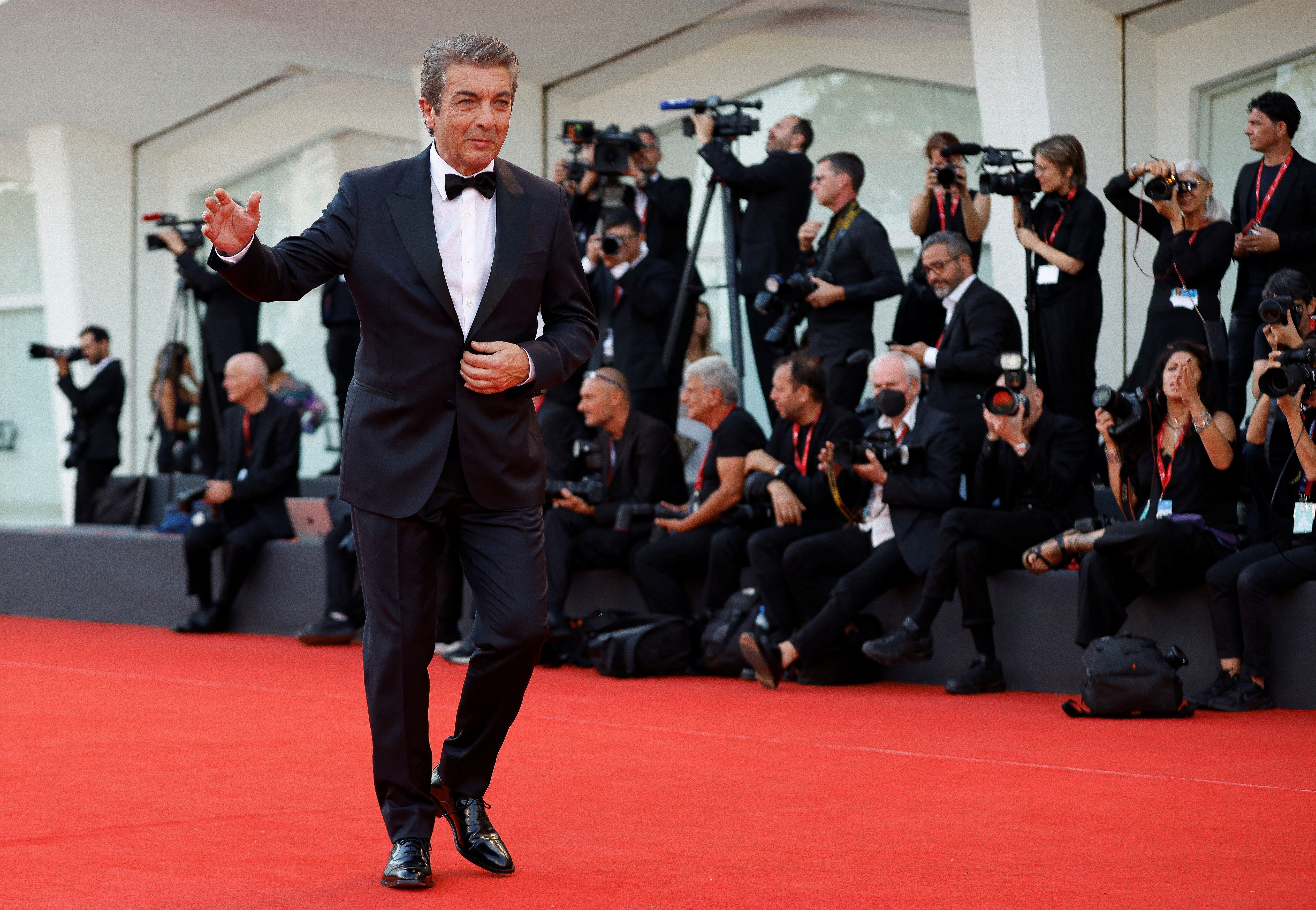  Ricardo Darin saludando a los fotógrafos (REUTERS/Guglielmo Mangiapane)