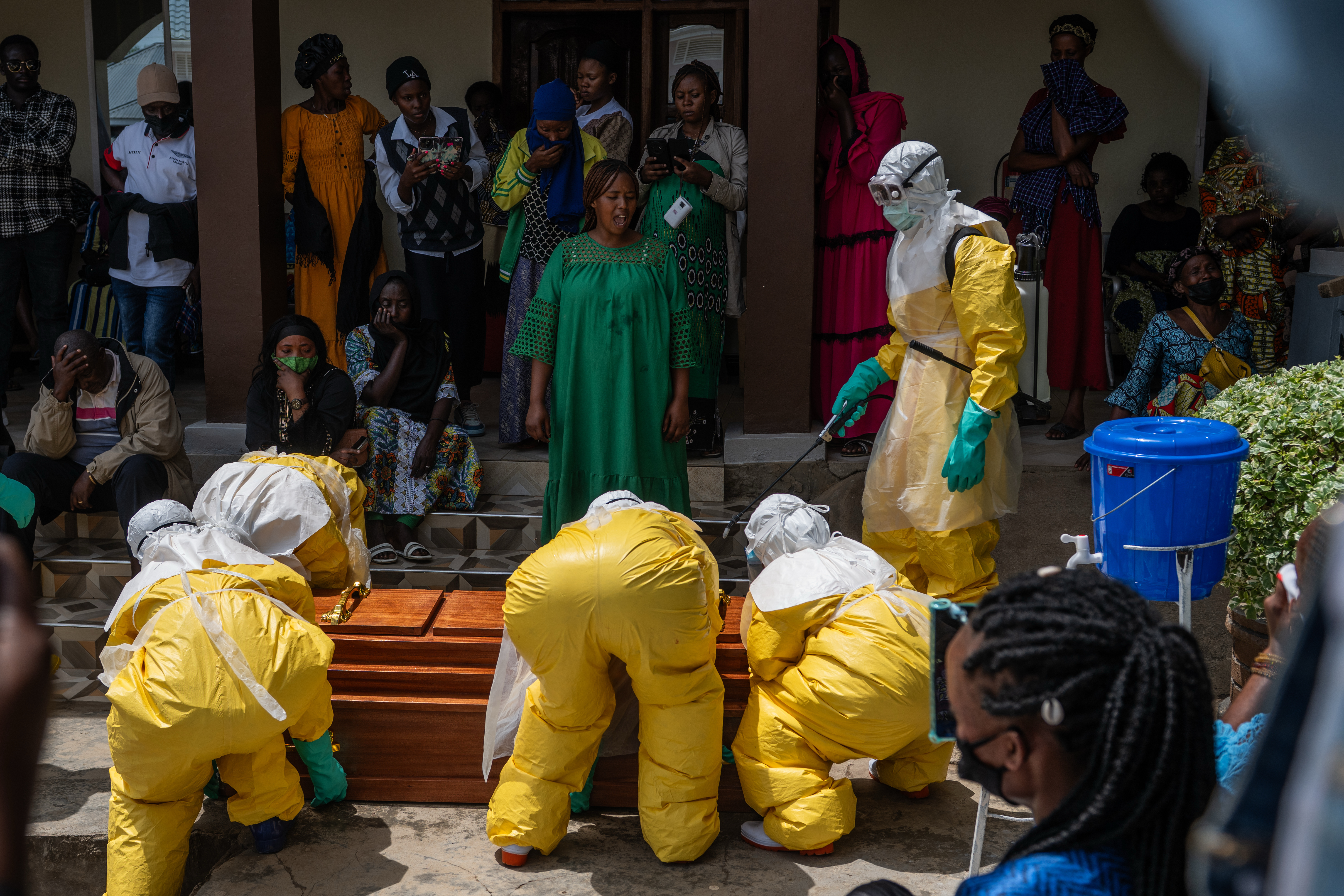 Dolor, caos y m&aacute;s contagios de &eacute;bola en el Congo: prohibieron velorios tras el asalto a un hospital donde yacen cuerpos de v&iacute;ctimas