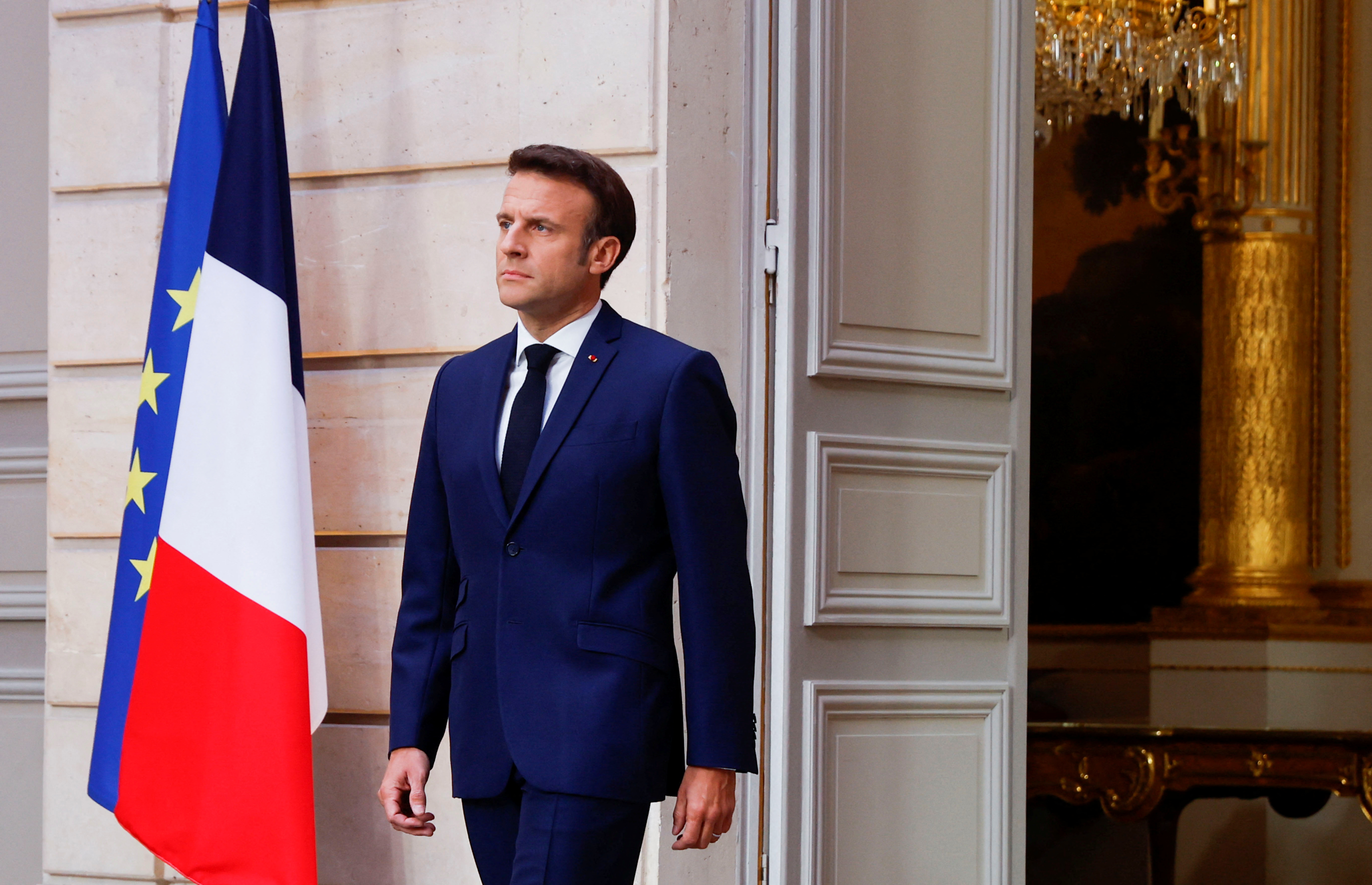 El presidente francés Emmanuel Macron llega mientras jura su segundo mandato como presidente tras su reelección, durante una ceremonia en el Palacio del Elíseo en París, Francia, el 7 de mayo de 2022. REUTERS/Gonzalo Fuentes/Pool