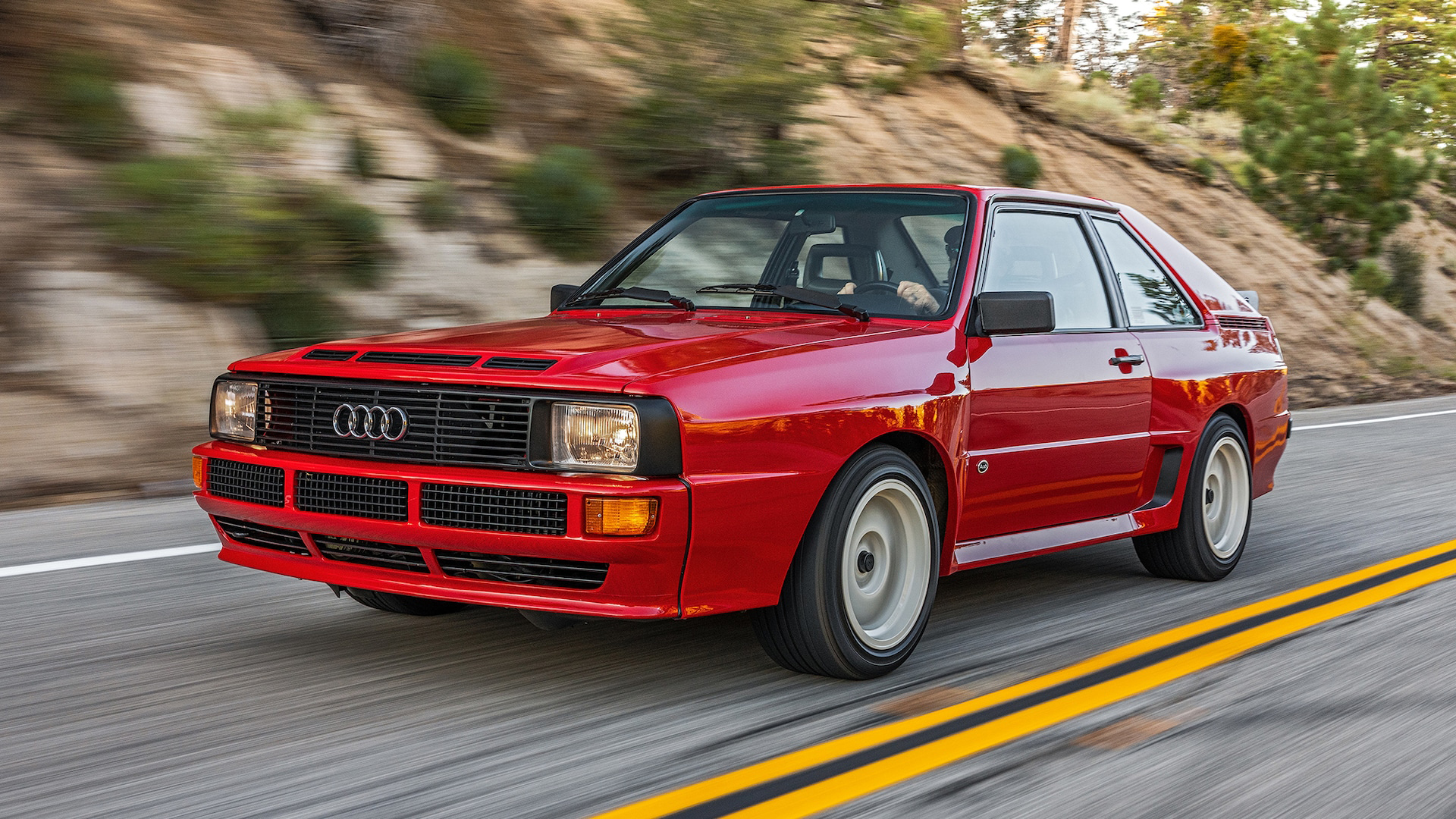 El Audi Sport Quattro fue la primera evolución. Una carrocería más corta, un motor más potente. Se fabricaron 200 unidades, lo que permitió que se pudieran ver en las calles además de las carreras de rally