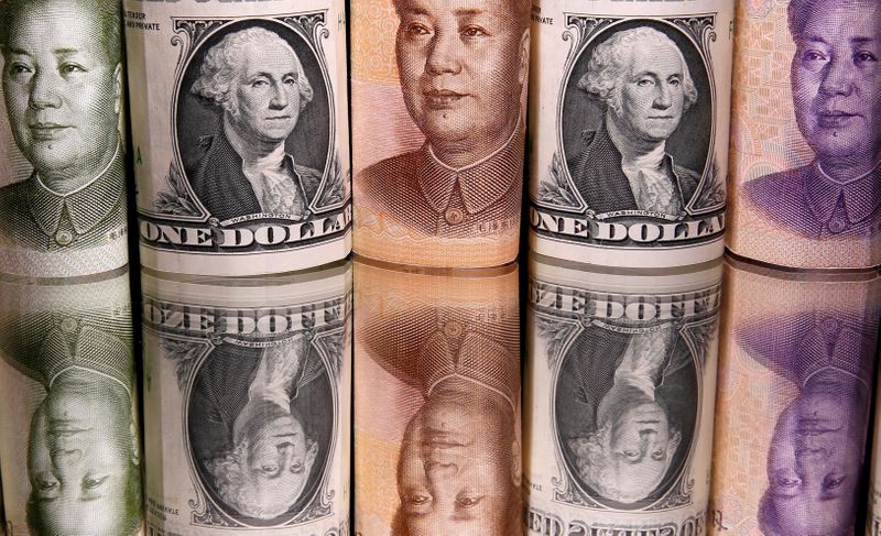 Billetes de yuanes y dólares. Foto: REUTERS/Dado Ruvic