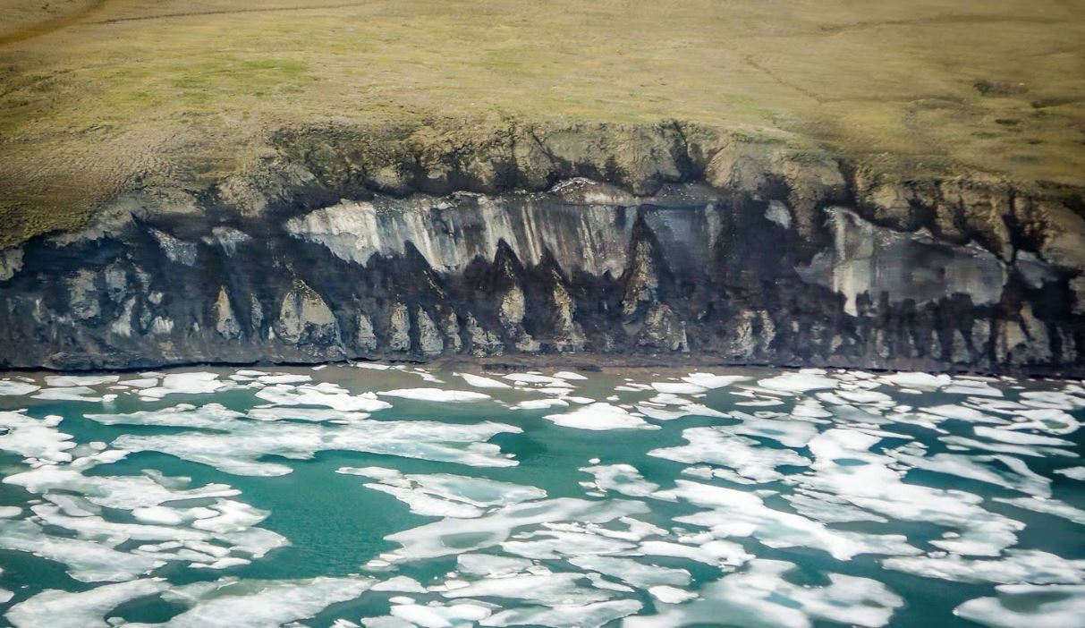 23/12/2020 La costa de la península de Bykovsky en el centro del Mar de Laptev, Siberia se retira durante el verano, cuando los bloques de hielo permafrost caen a la playa y son erosionados por las olas..

La región submarina del permafrost en el Ártico atrapa 60.000 de toneladas de metano y contiene 560.000 millones de toneladas de carbono orgánico en sedimentos y suelo, indica un nuevo estudio.

POLITICA INVESTIGACIÓN Y TECNOLOGÍA
P. OVERDUIN
