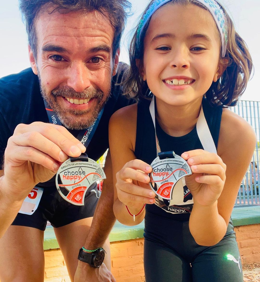 Nicolás Cabré publicó en su Instagram fotos de la primera maratón que corrió su hija Rufina (@nicolascabre80)