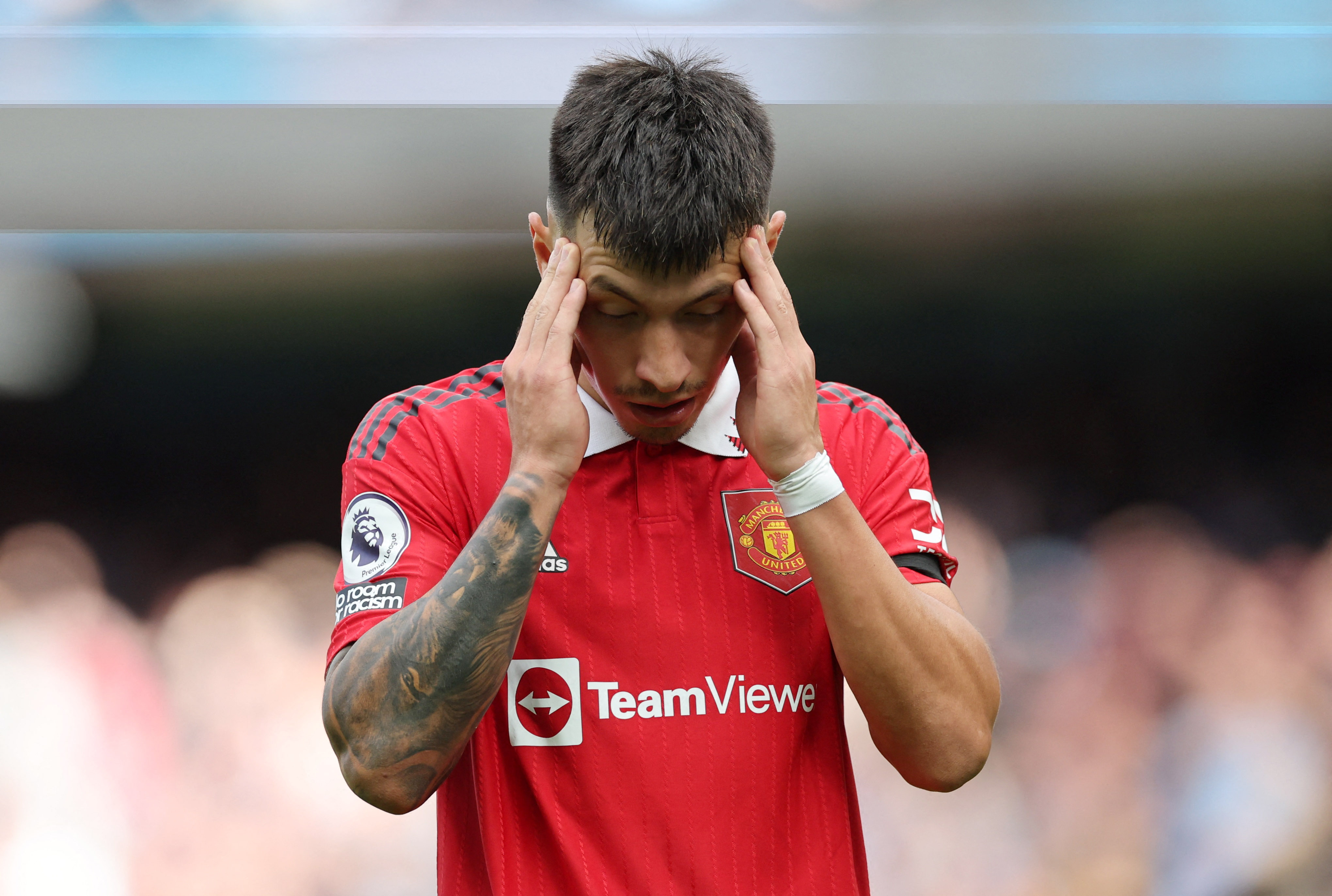 Revelaron el gesto de líder de Lisandro Martínez en el vestuario del Manchester United en el entretiempo de la goleada que sufrió ante el City