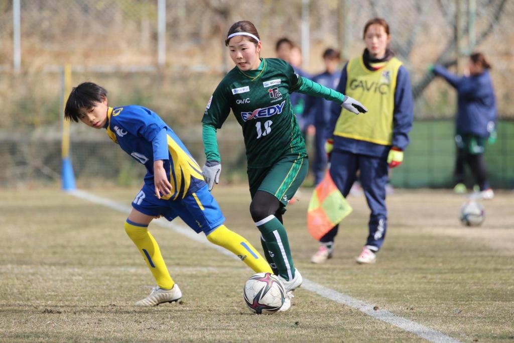 En la adolescencia comenzó a jugar en las inferiores de Iga FC Kunoichi Mie, un equipo que compite en la primera división del fútbol femenino en la Liga Nadeshiko de Japón.