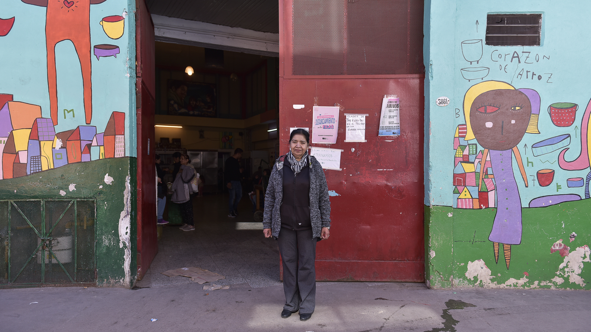 Margarita en la puerta del comedor, ubicado en el barrio Los Piletones de Villa Soldati (Gustavo Gavotti)