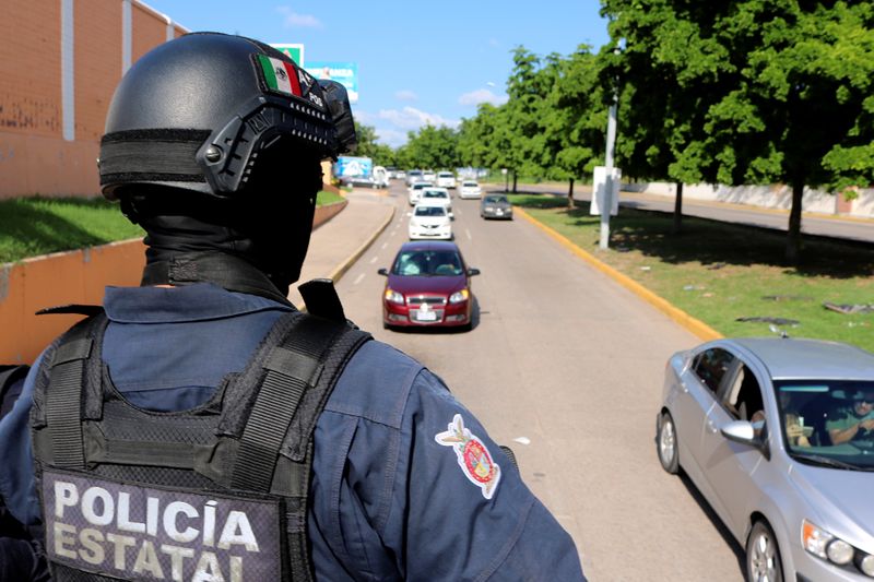 Foto de archivo ilustrativa de un agente de seguridad controlando vehículos en Culiacán, en el estado de Sinaloa. 
Oct19, 2019. REUTERS/Stringer