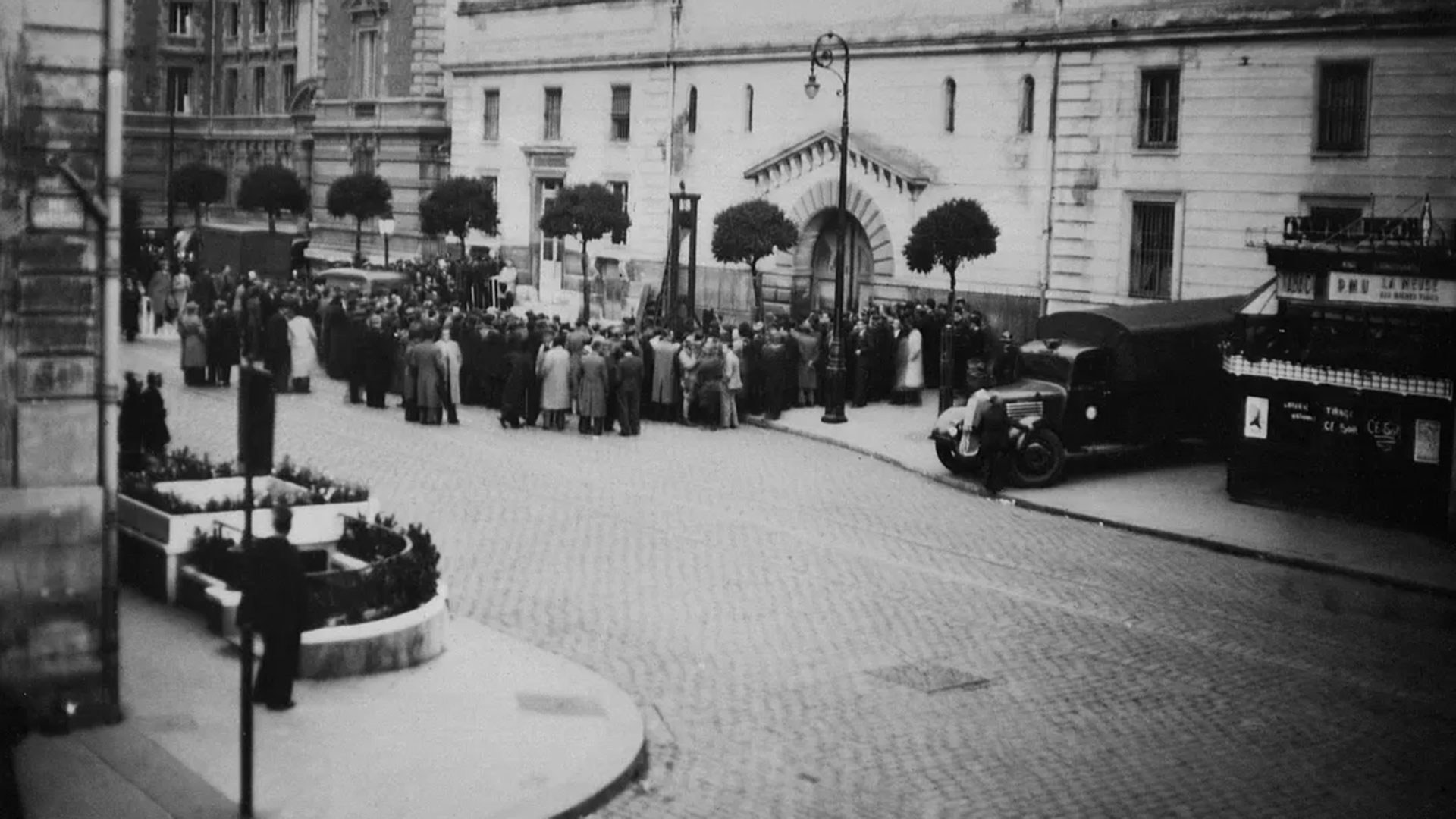 Una multitud espera la ejecución de Eugen Weidmann en Versalles, fuera de la prisión de Saint-Pierre. El "comportamiento histérico" de los espectadores es tan escandaloso que el presidente francés, Albert Lebrun, prohíbe de inmediato todas las futuras ejecuciones públicas (AFP)