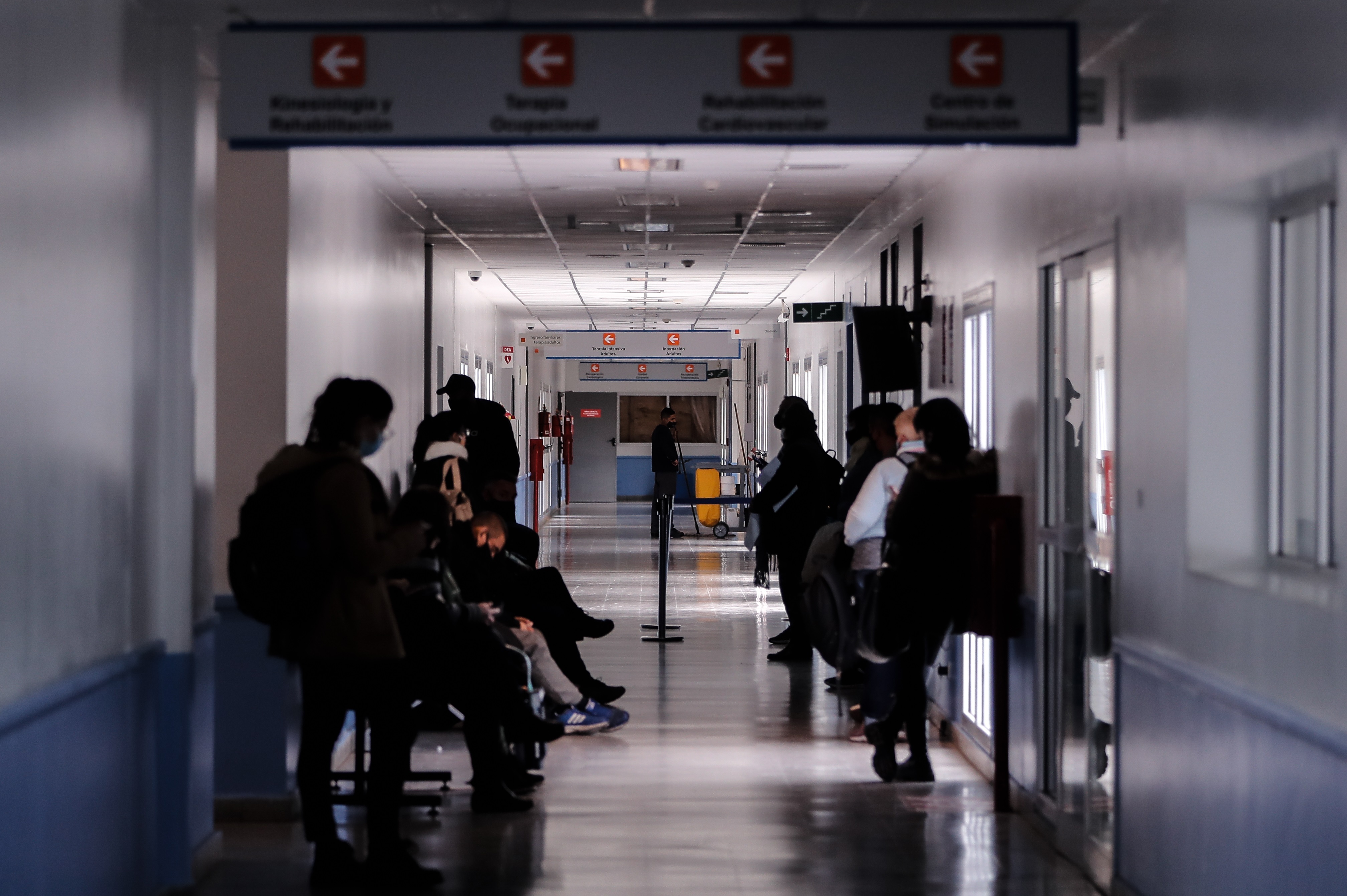 Varias personas esperan en una sala, en el Hospital de la Provincia de Buenos Aires (Argentina), en una fotografía de archivo. EFE/ Juan Ignacio Roncoroni
