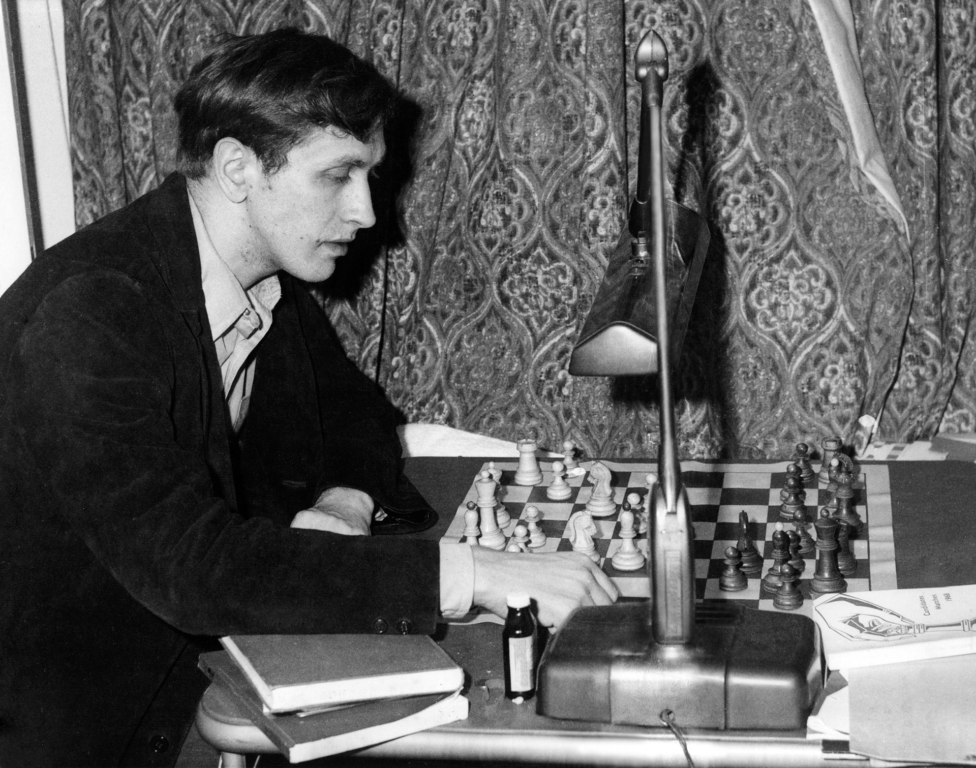 Bobby Fischer realizó innumerables viajes alrededor de su país durante su adolescencia para sumar horas de competición. Su primer gran cheque fue de 750 dólares