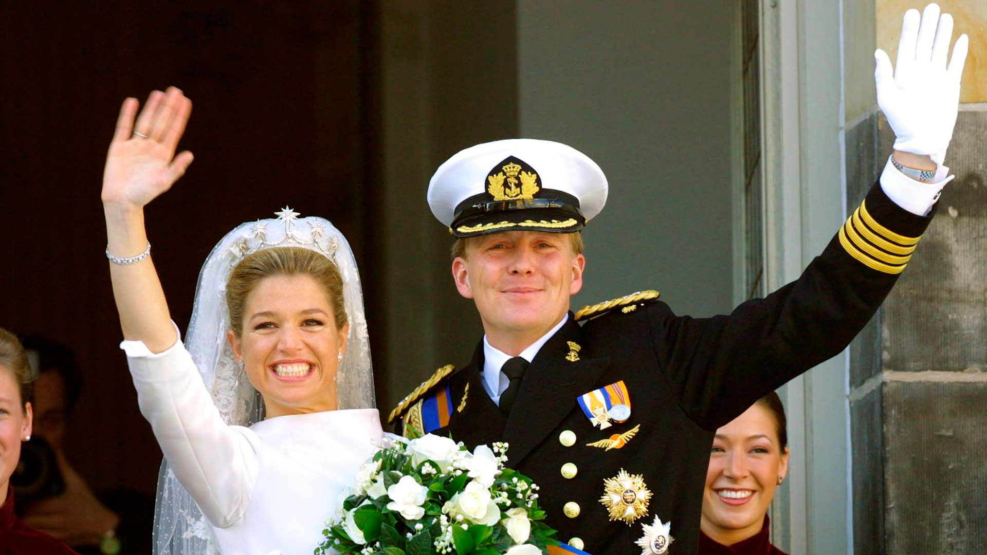 El saludo desde el balcón del Palacio real. Máxima lució  una tiara de la Casa Orange de Sofía de Wurttemberg, primera mujer del rey Guillermo III, y los aros de diamantes en forma de lágrima que usó la reina Beatriz en su boda (Shutterstock)