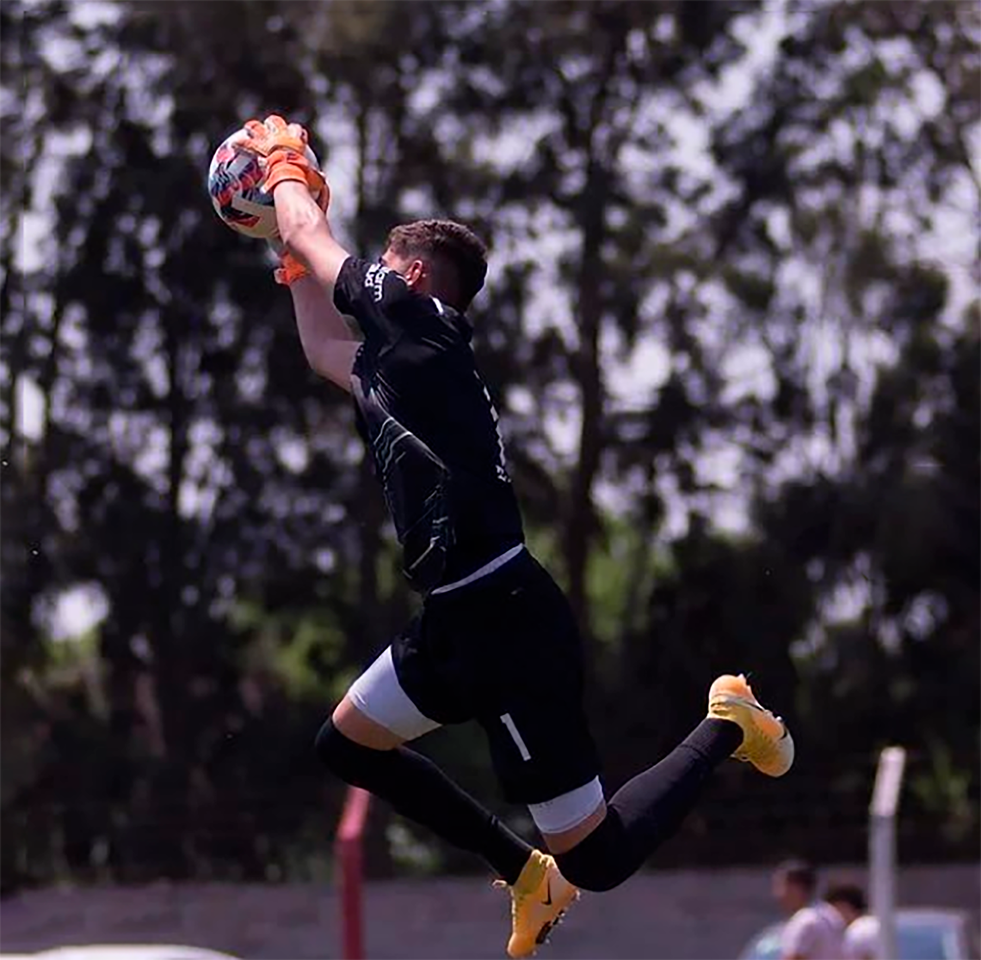 Mateo volando en uno de los partidos con Independiente (@mateomorro.1)