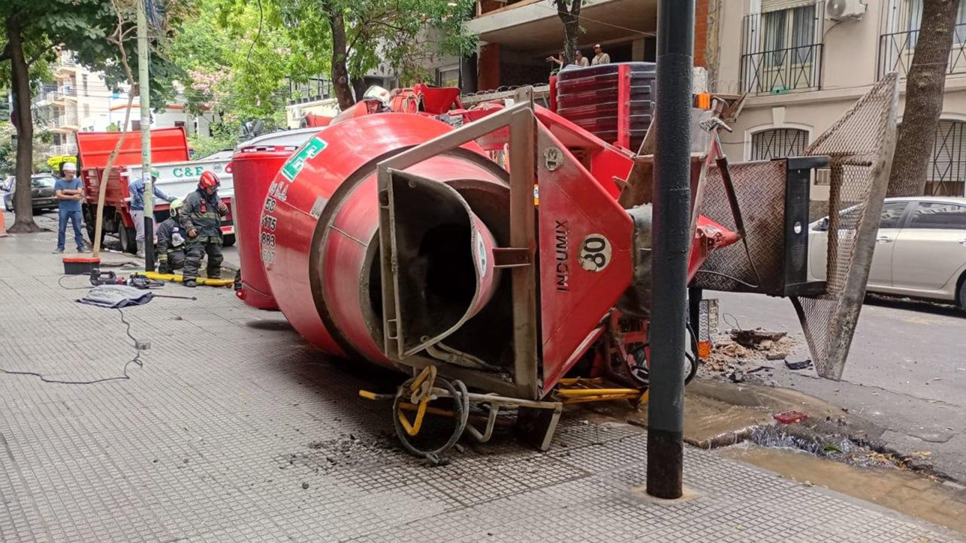 Impactantes lluvias en La Rioja: colapsó un puente y se inundó la estación de micros en Chilecito