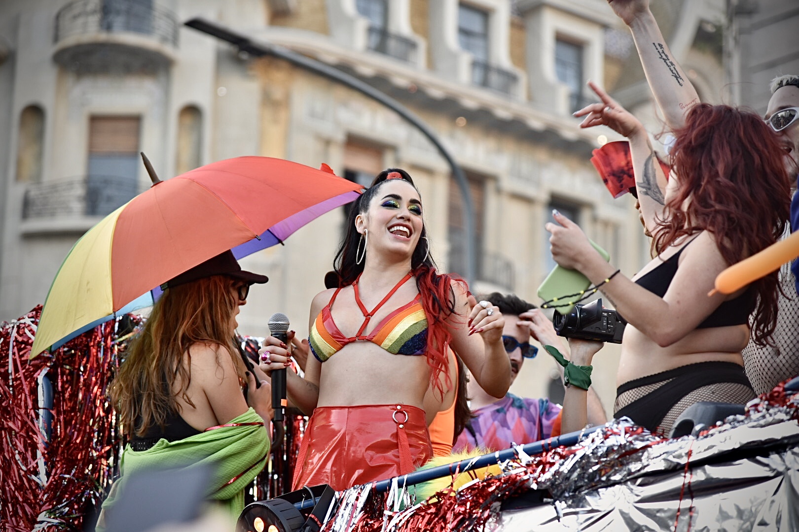 Con una bikini arcoíris y el color rojo pasión en su cabello Lali Espósito hizo bailar a todos en la Marcha del Orgullo (Crédito: Ariel Torres)