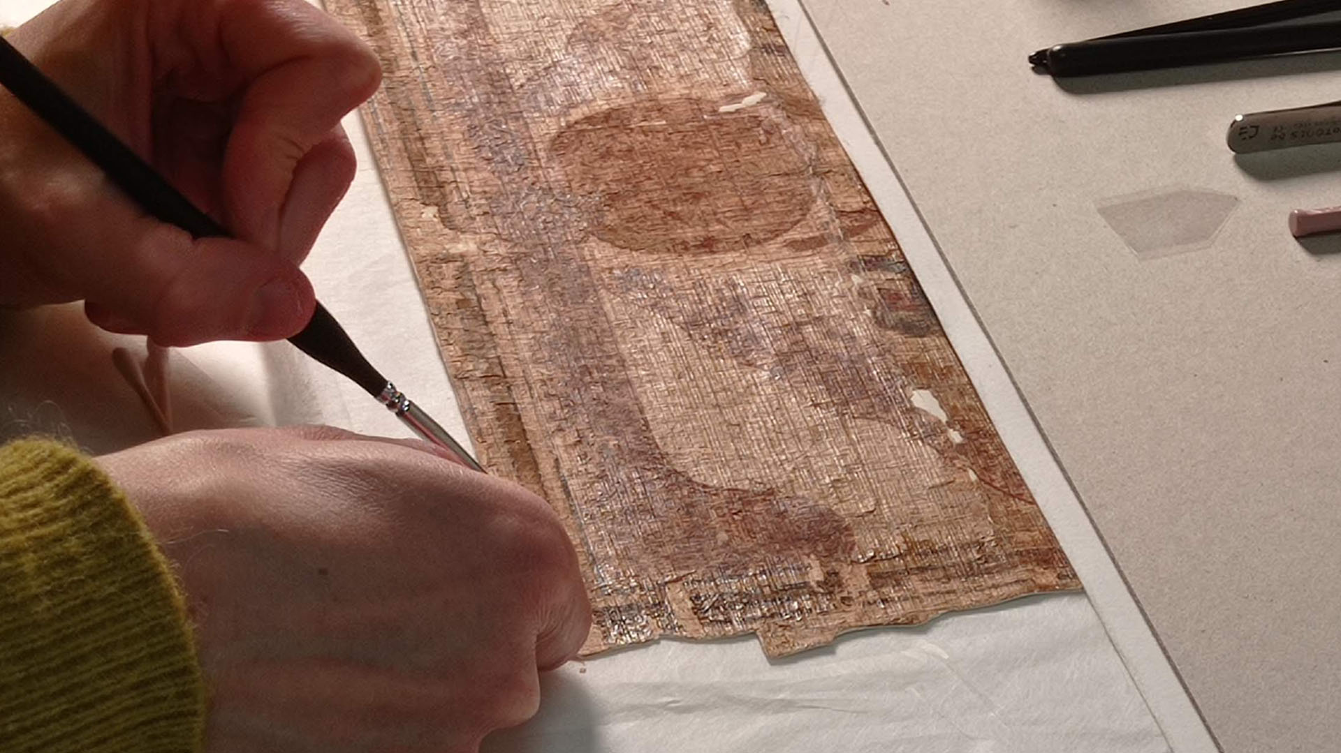 Restauración del "Libro de los Muertos", un rollo de papiro que perteneció a Qenna, un comerciante del antiguo Egipto. El objeto está en el Museo Nacional Neerlandés de Antigüedades. EFE/ Museo Nacional Neerlandés De Antigüedades
