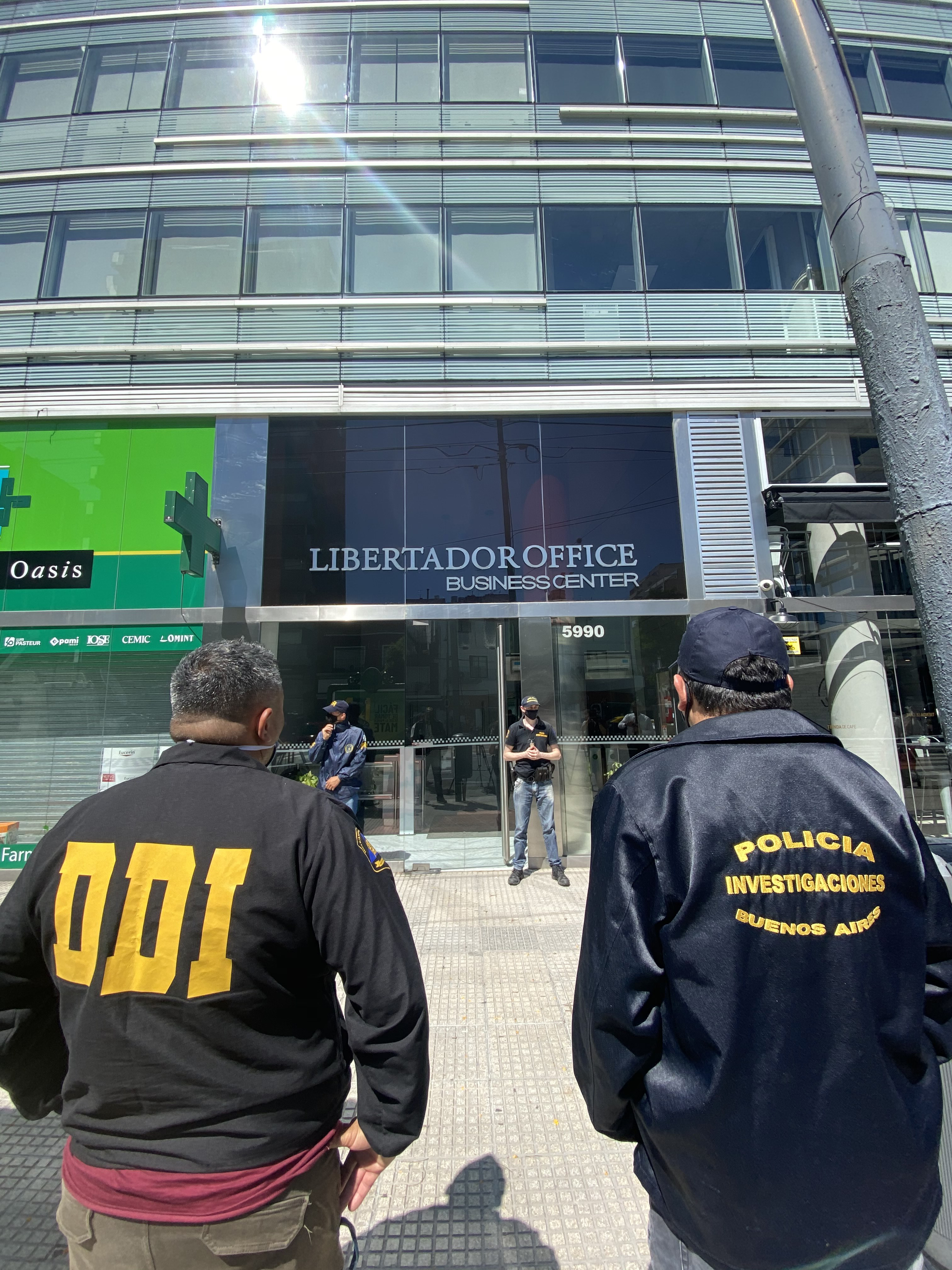El allanamiento al consultorio de Luque en la torre Libertador Office.