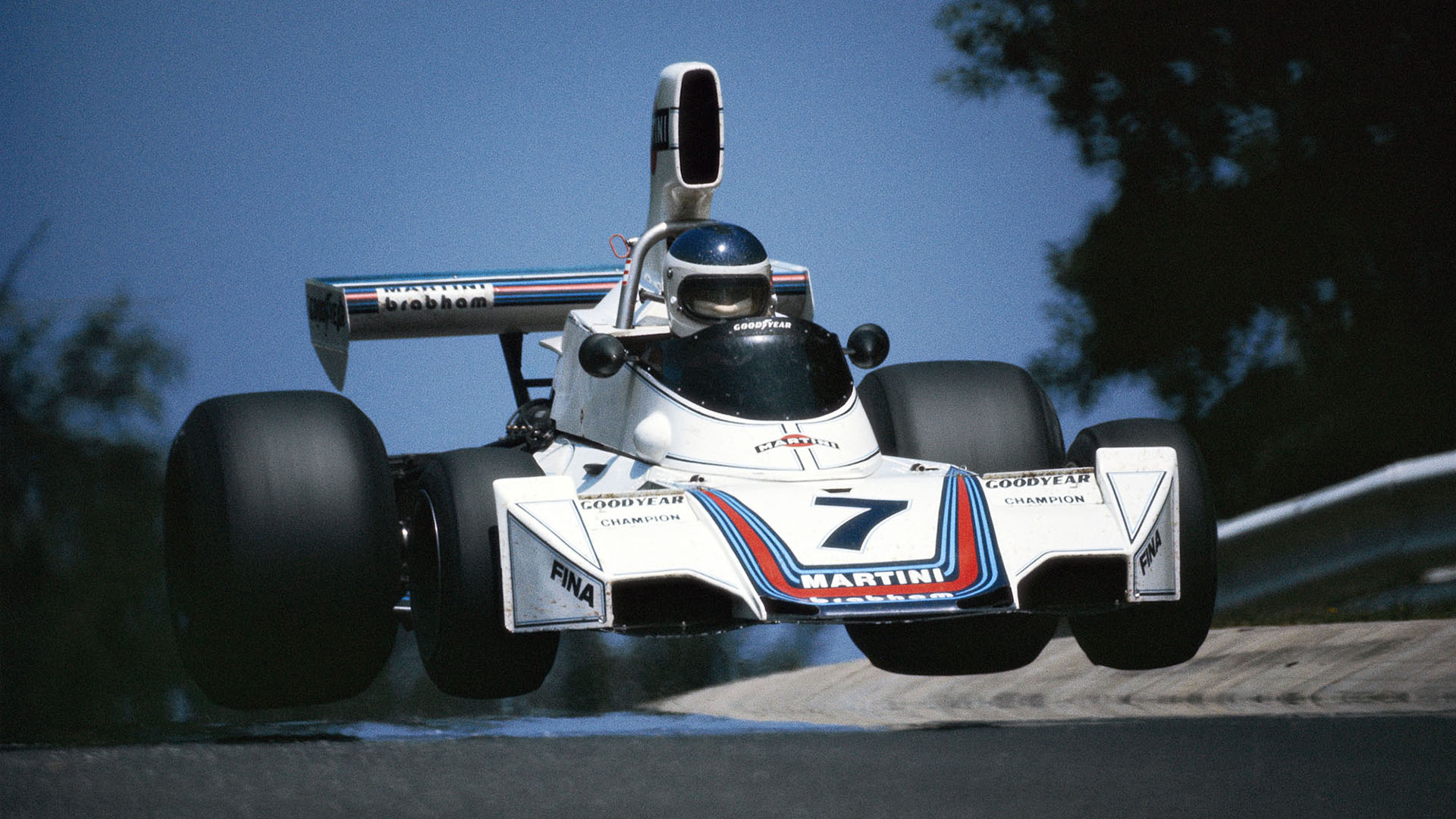 Volando con el Brabham en la pista más difícil del mundo, Nürburgring, donde Reutemann ganó en 1975 (foto Alejandro de Brito)