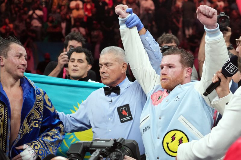 Saúl "Canelo" Álvarez alza los brazos tras escuchar la decisión unánime de los jueces que le dieron la victoria ante Gennady Golovkin. T-Mobile Arena, Las Vegas, Nevada, EEUU. 17 de septiembre de 2022.
CREDITO OBLIGADO USA TODAY/Joe Camporeale