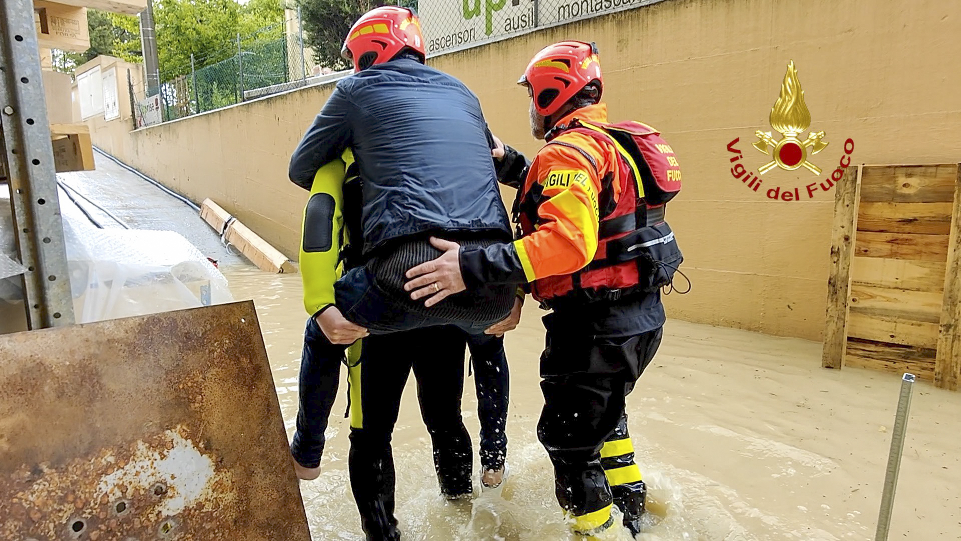 Socorristas retiran a una persona de una casa inundada en Riccione (Vigili del Fuoco vía AP)