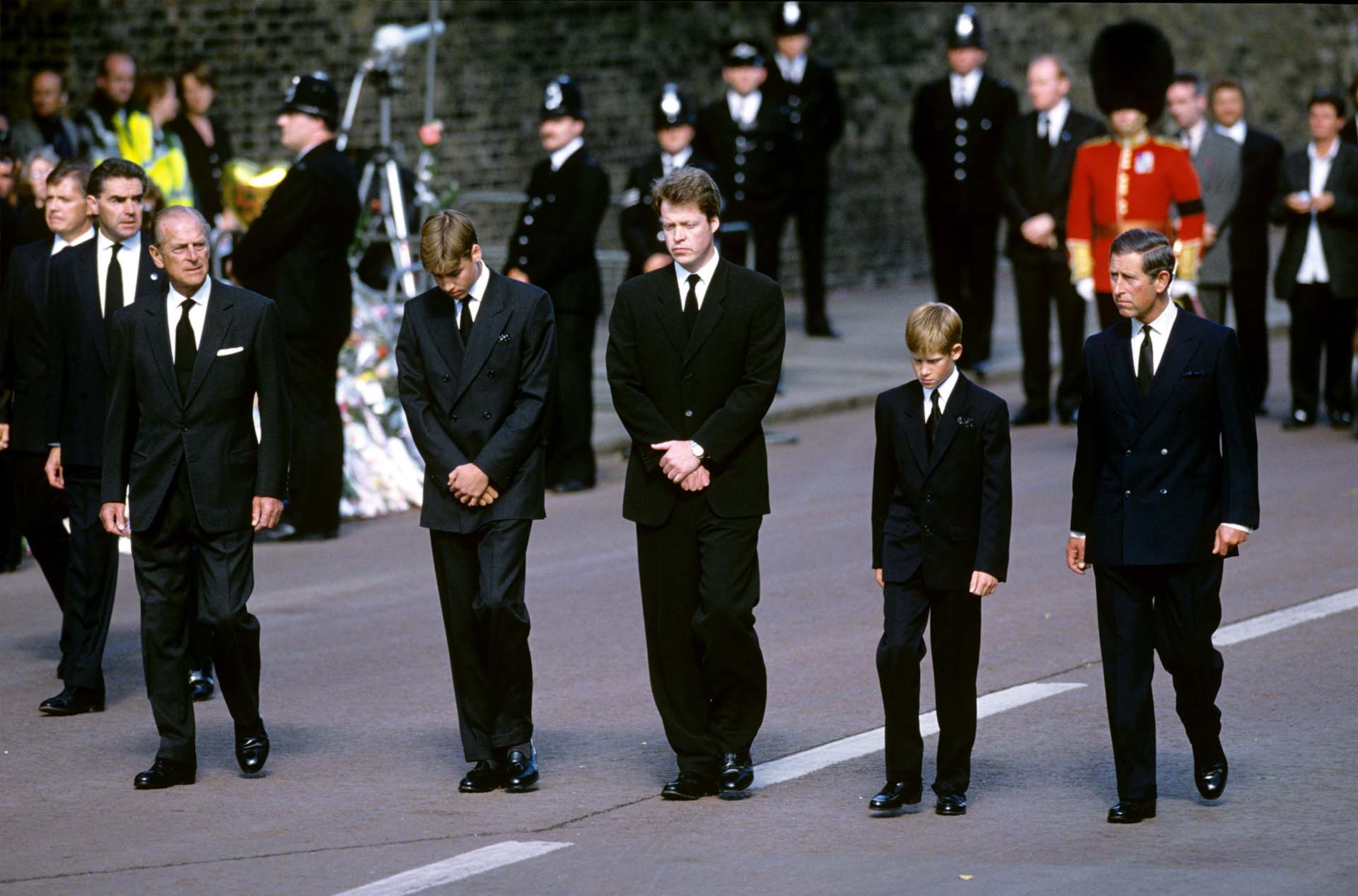 El duque de Edimburgo con sus nietos, William y Harry, y el príncipe Carlos en el funeral de Lady Di, fallecida en un accidente de tránsito en París en 1997