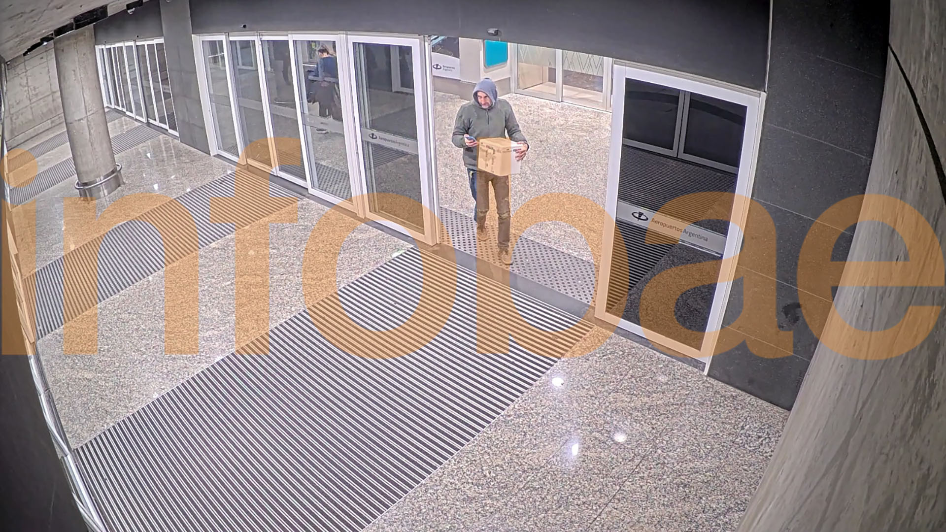 Ins&oacute;lito: quiso hacerle una broma a una amiga, dej&oacute; un ri&ntilde;&oacute;n en una conservadora en Aeroparque y termin&oacute; detenido