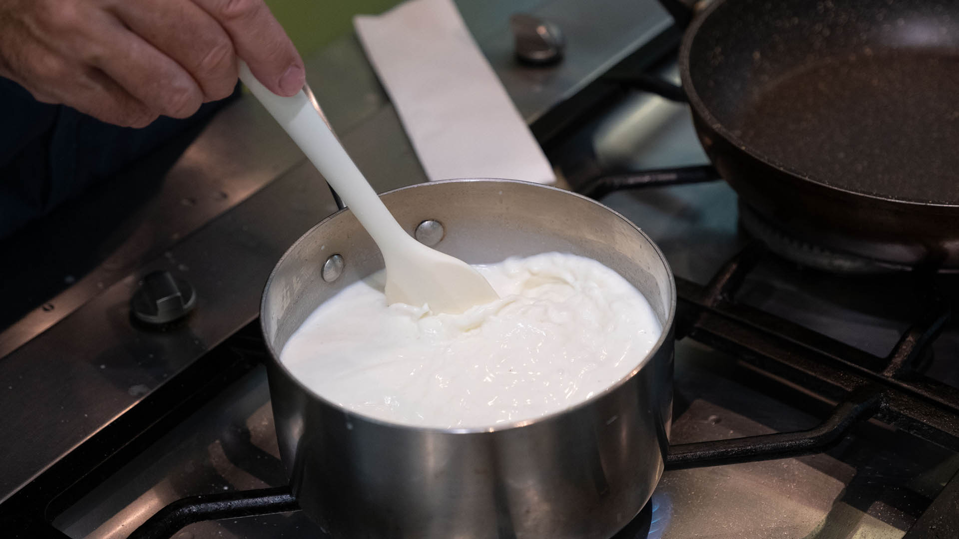 Para hacer salsa blanca light, hay que reemplazar la manteca por aceite, la harina por maicena, y usar leche descremada.