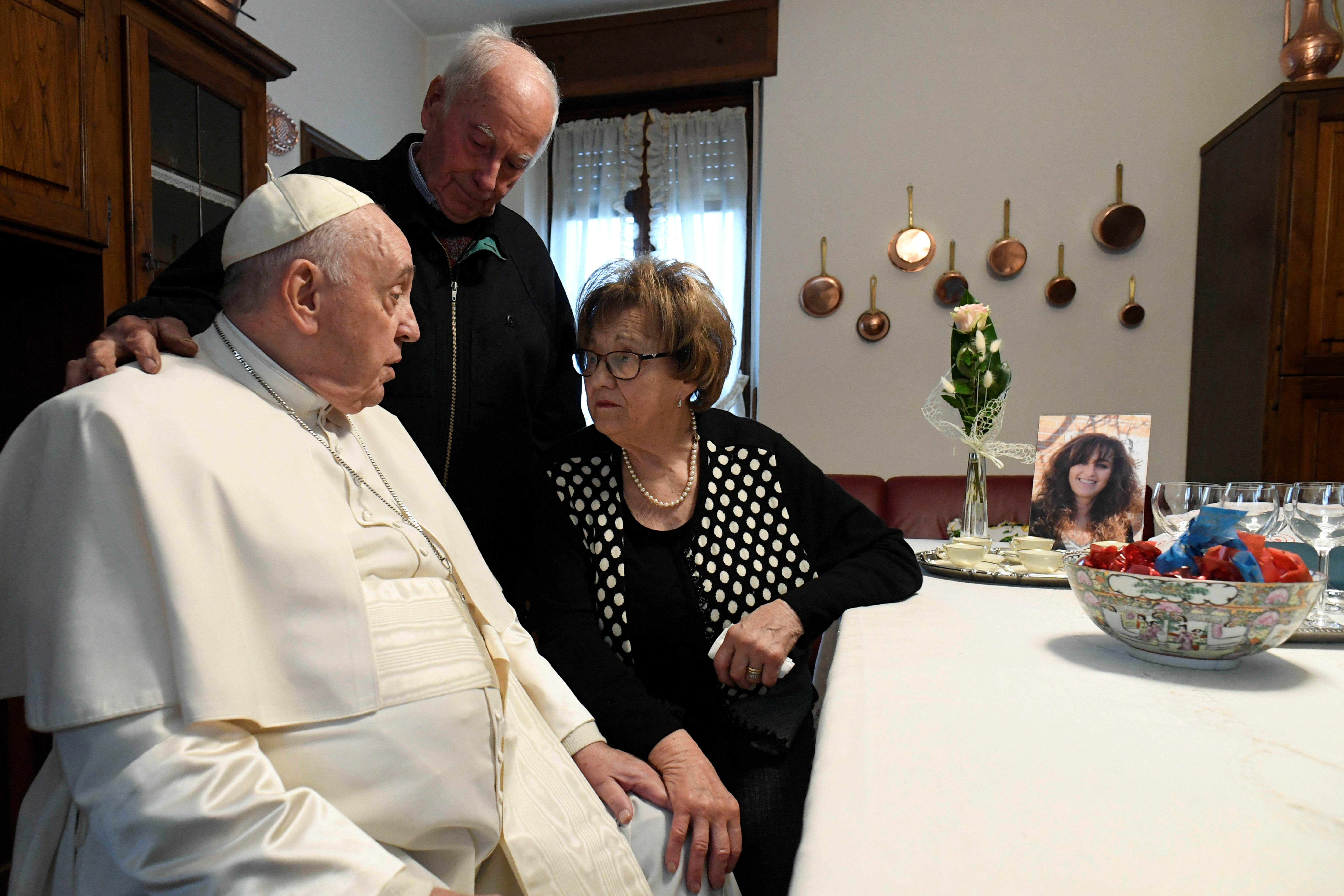 El Papa visitó a Delia Gai y su marido Franco Travo en Tigliole, Italia, este sábado 19 de noviembre de 2022 (Vatican Media/REUTERS)