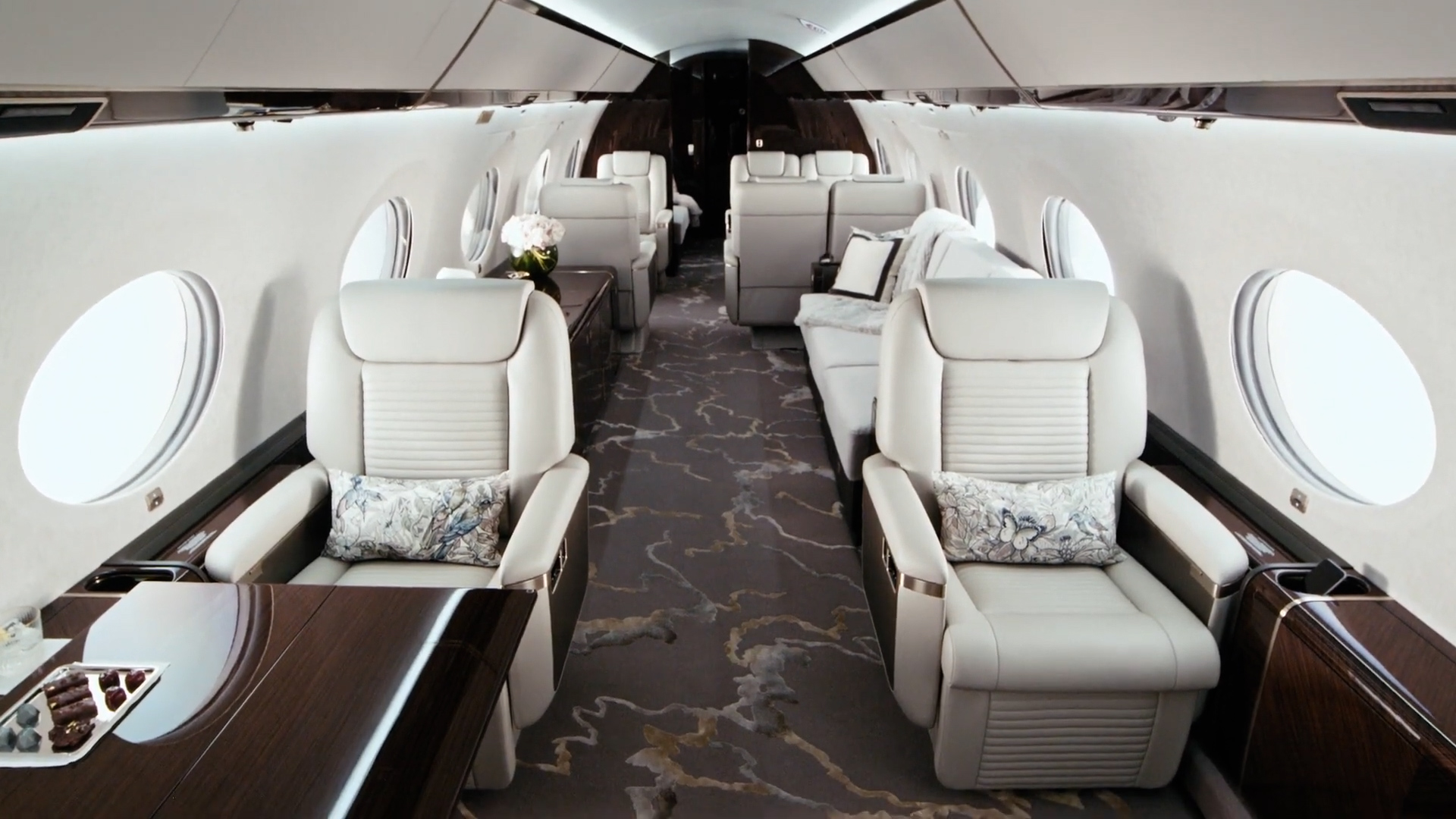 Cómo es por dentro el avión privado de USD 66 millones de Jeff Bezos:  cocina, cama “queen size” y bar personal - Infobae